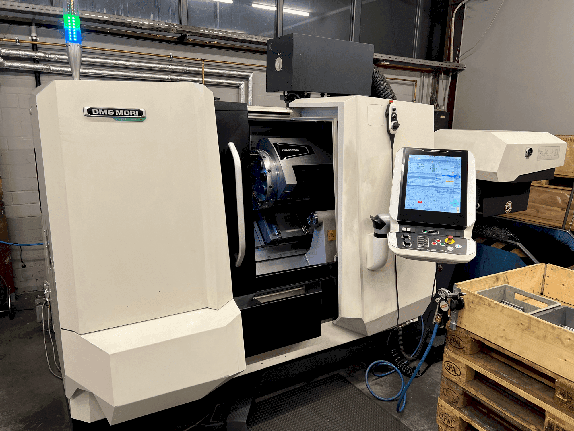 Vista frontale della macchina DMG MORI CLX 350 V4