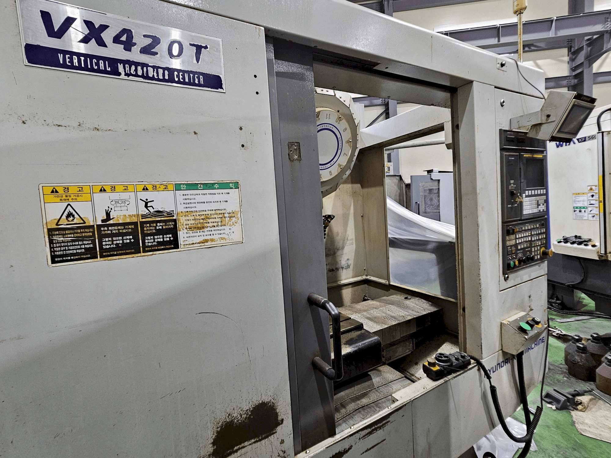 Vista frontale della macchina Hyundai Wia VX420T