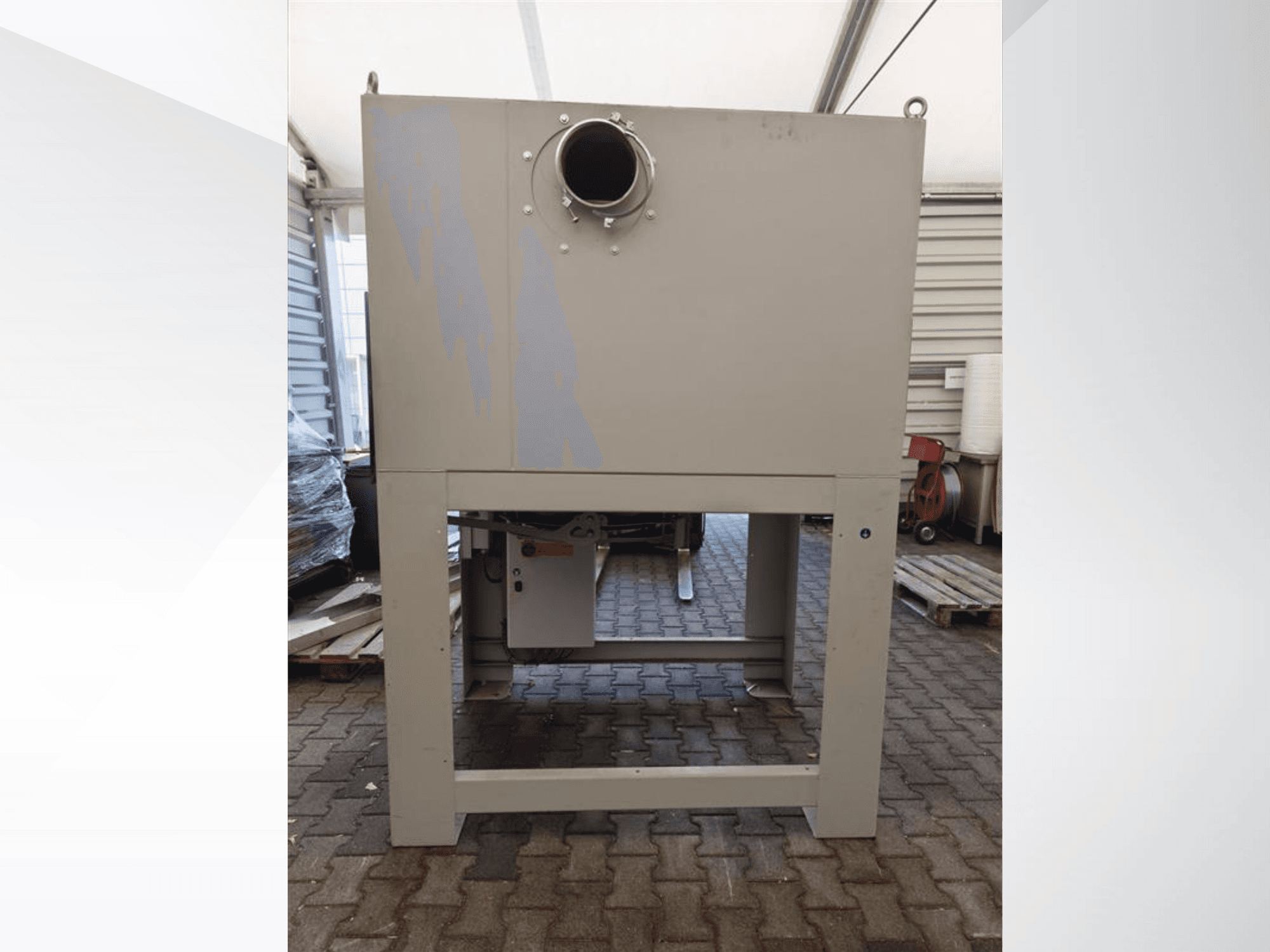 Collettore industriale grigio visto frontalmente, caratterizzato da un'ampia apertura circolare e montato su una robusta base.