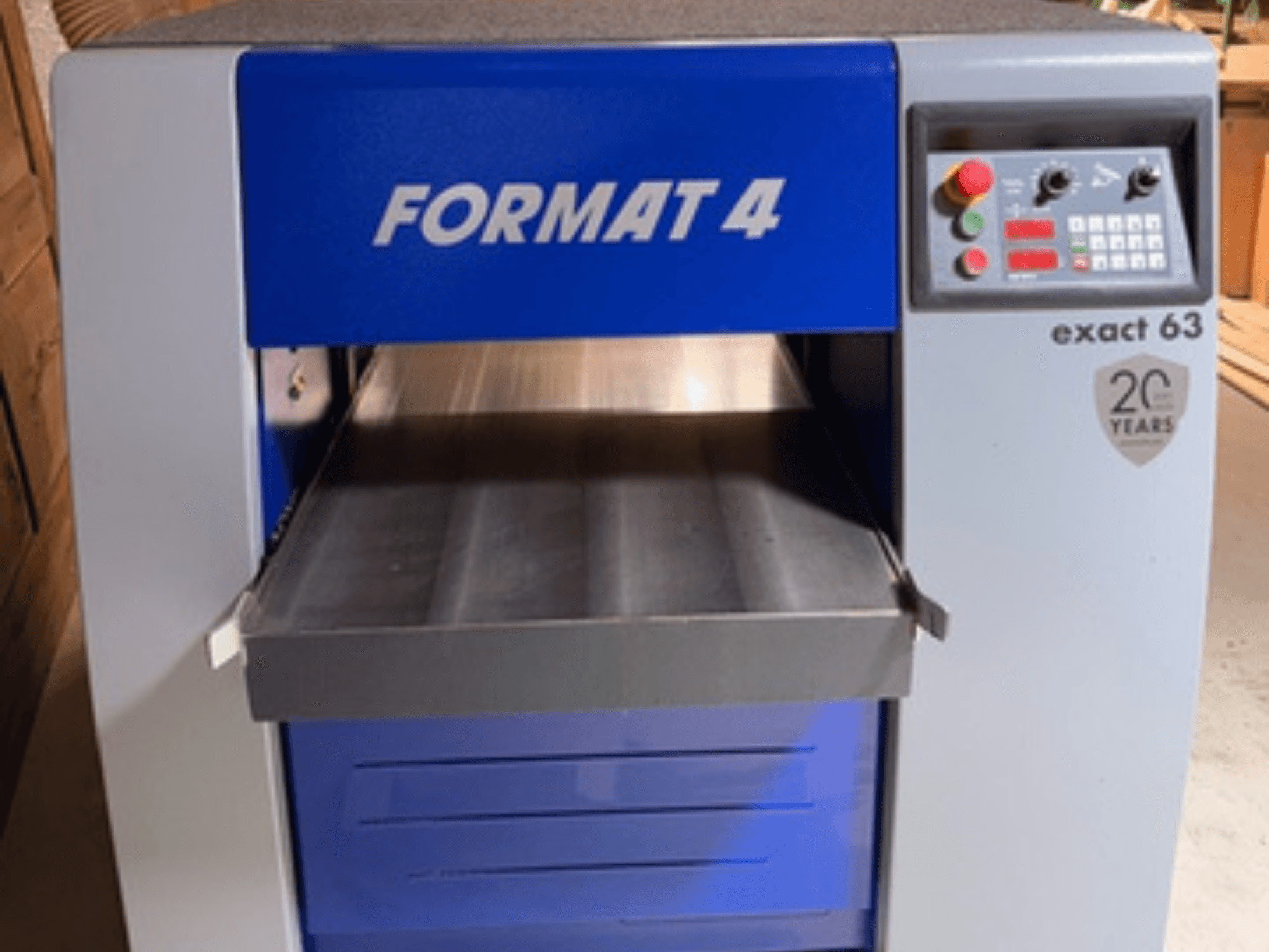 Pialla per legno FORMAT 4 Exact 63, vista frontale, con piano di alimentazione in metallo e pannello di controllo con pulsanti e display.