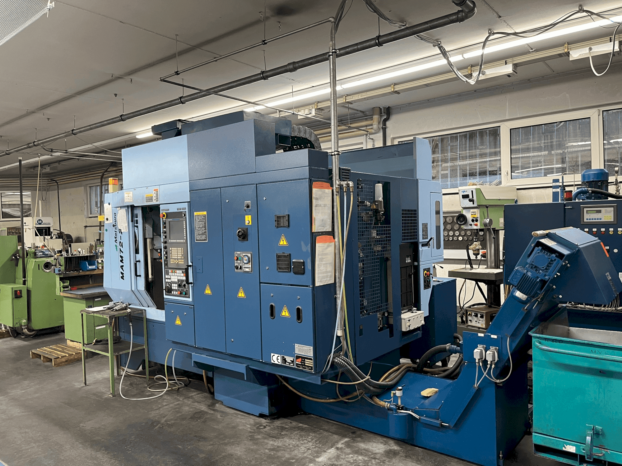 Vista frontale della macchina Matsuura MAM72-25V