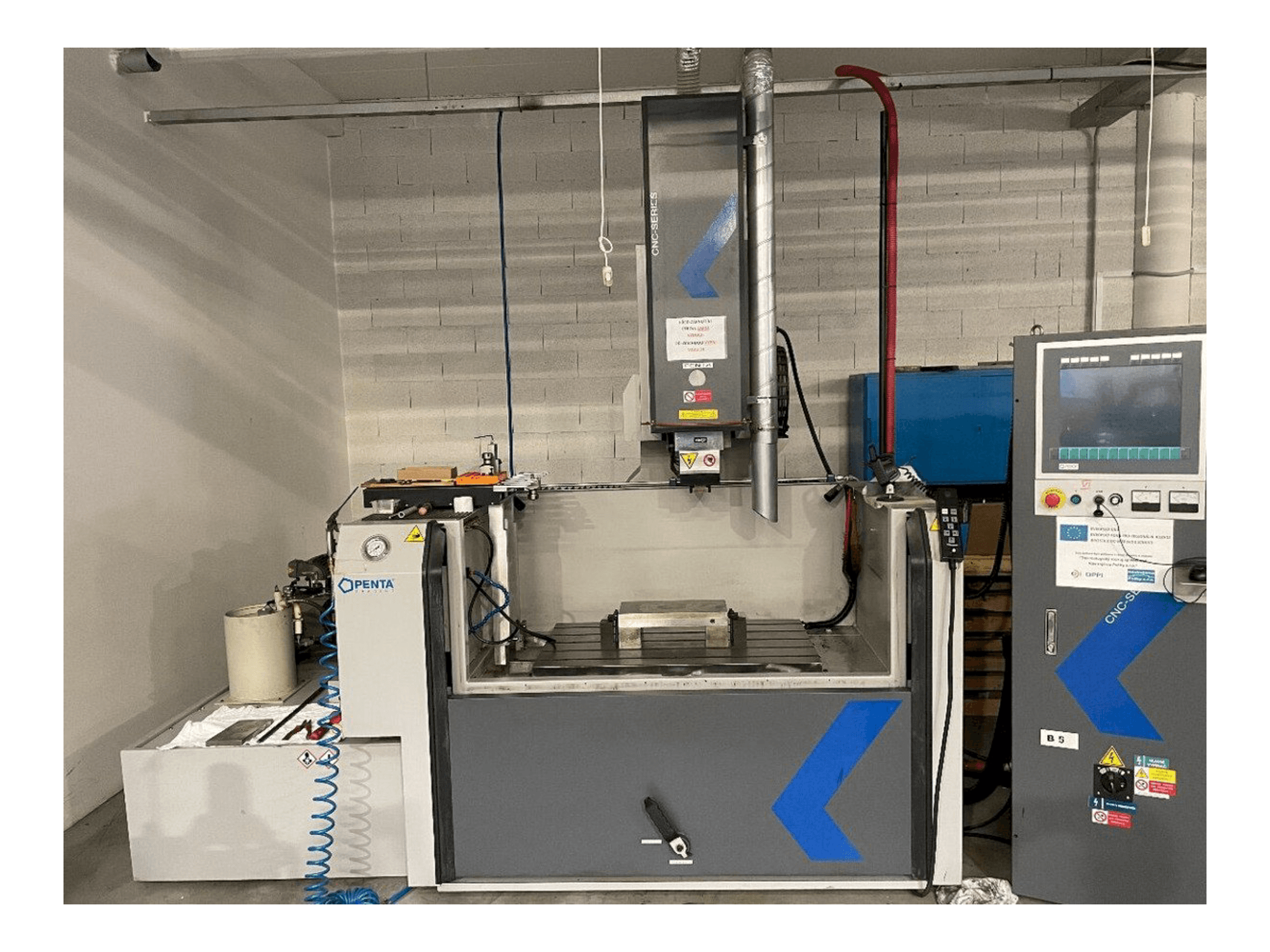 Vista frontale della macchina PENTA 650G CNC