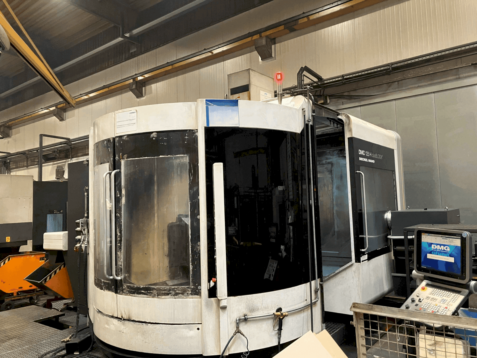 Vista frontale della macchina DECKEL DMC 125 H duoBlock