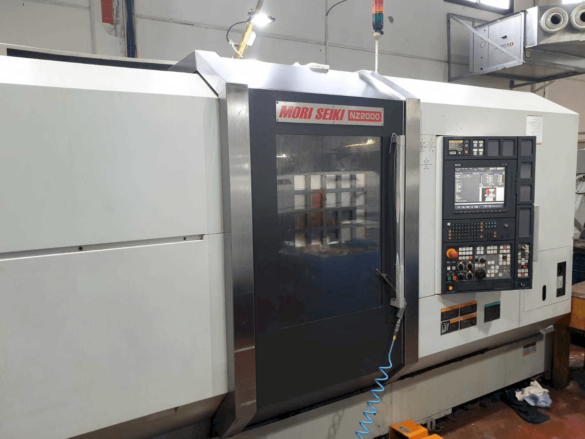 Vista frontale della macchina MORI SEIKI NZ2000 T3Y3