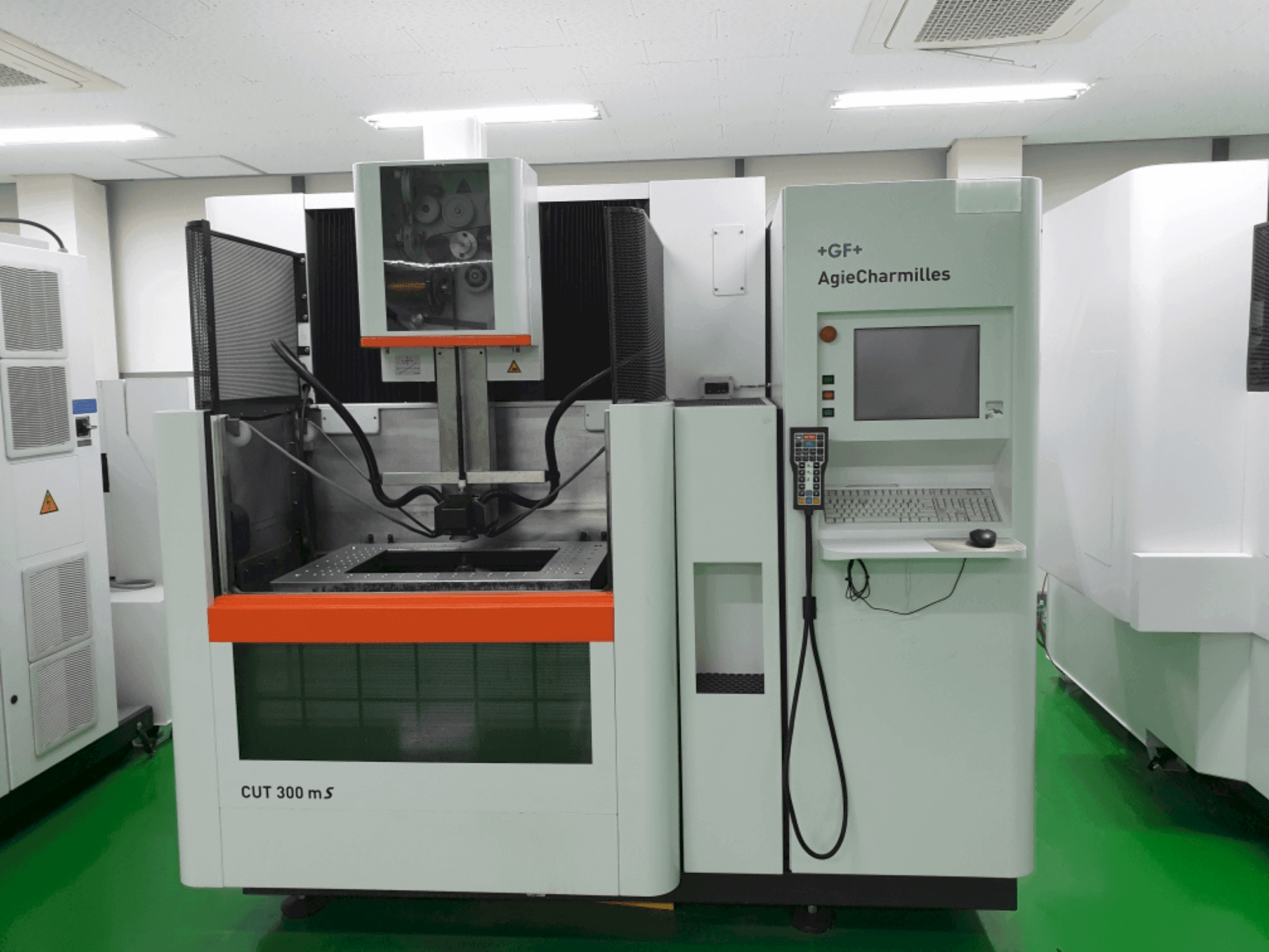 Vista frontale della macchina AgieCharmilles CUT 300MS