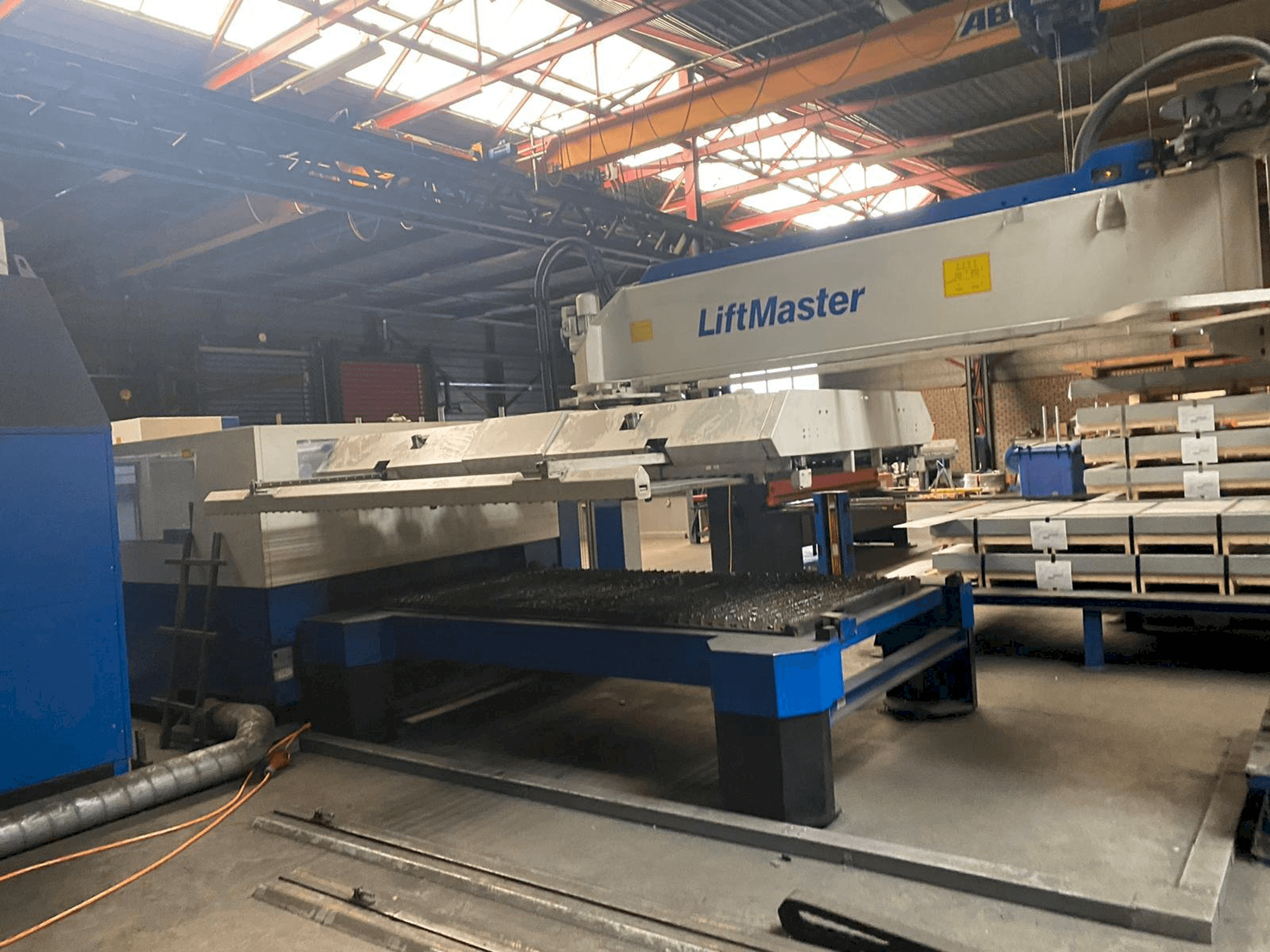 Vista frontale della macchina Trumpf Trumatic L3050
