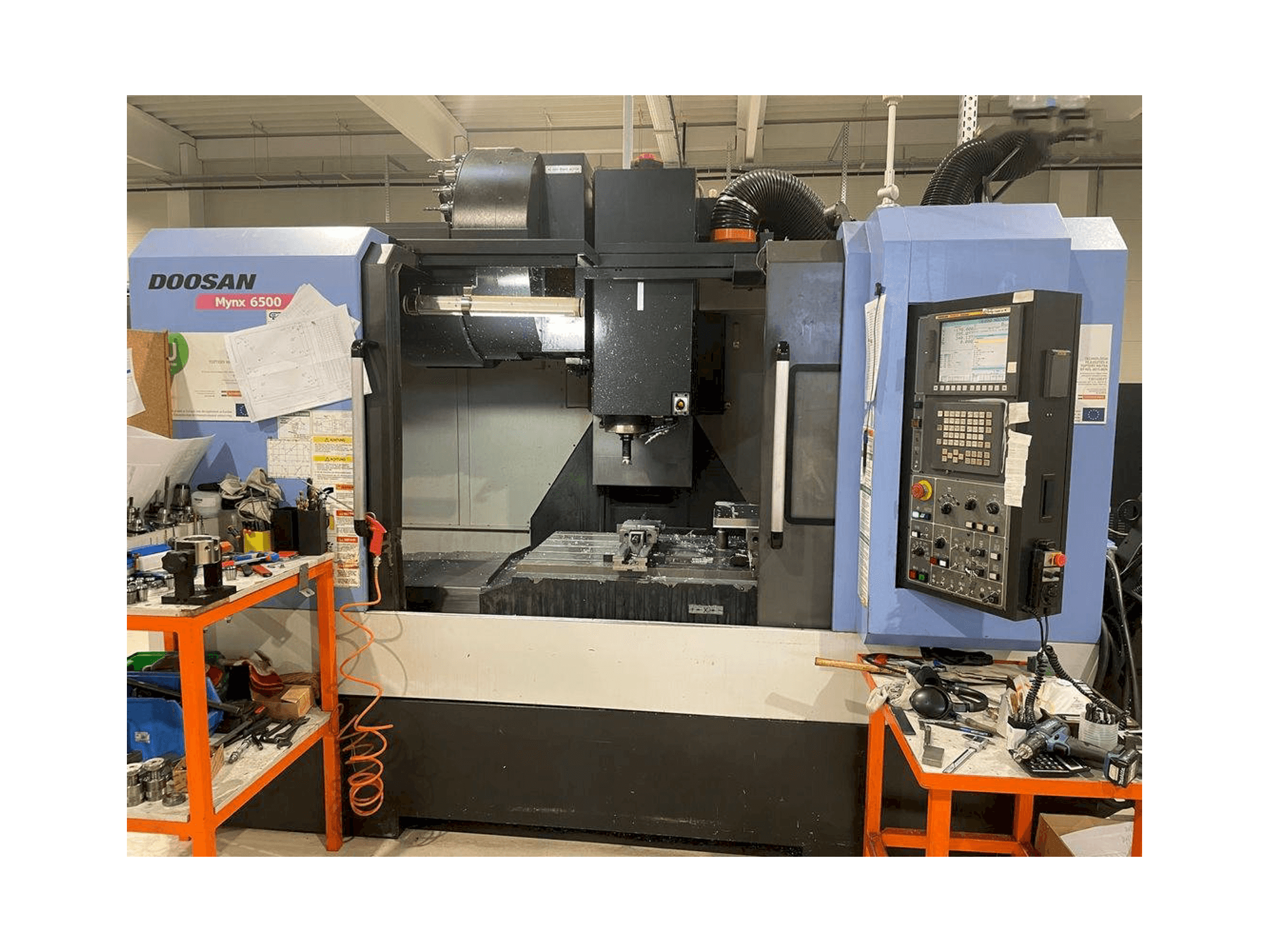 Vista frontale della macchina Doosan MYNX DNM 6500