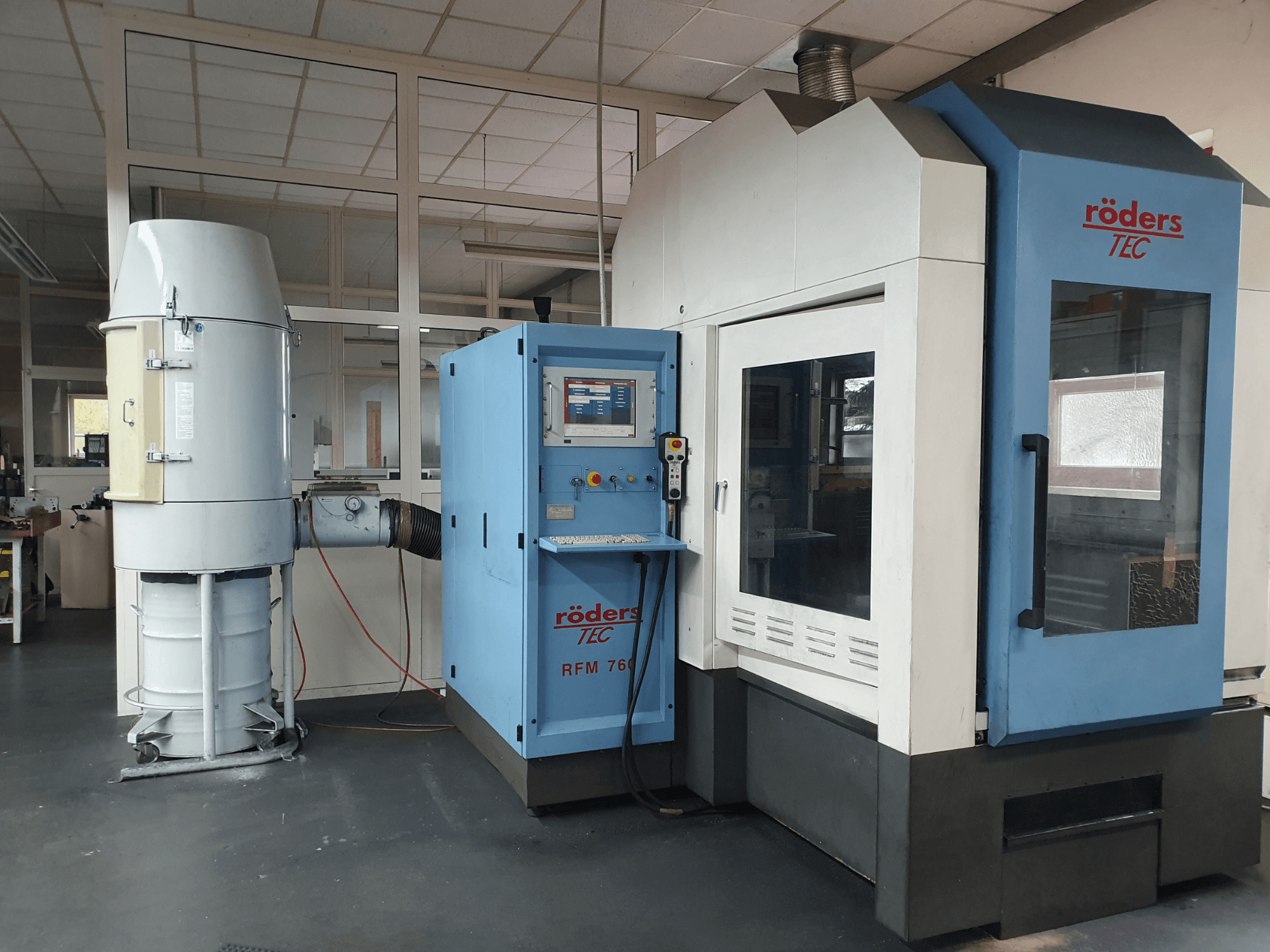 Centro di lavorazione universale RÖDERS RFM 760/2, vista frontale, con pannello di controllo e depolveratore integrato.