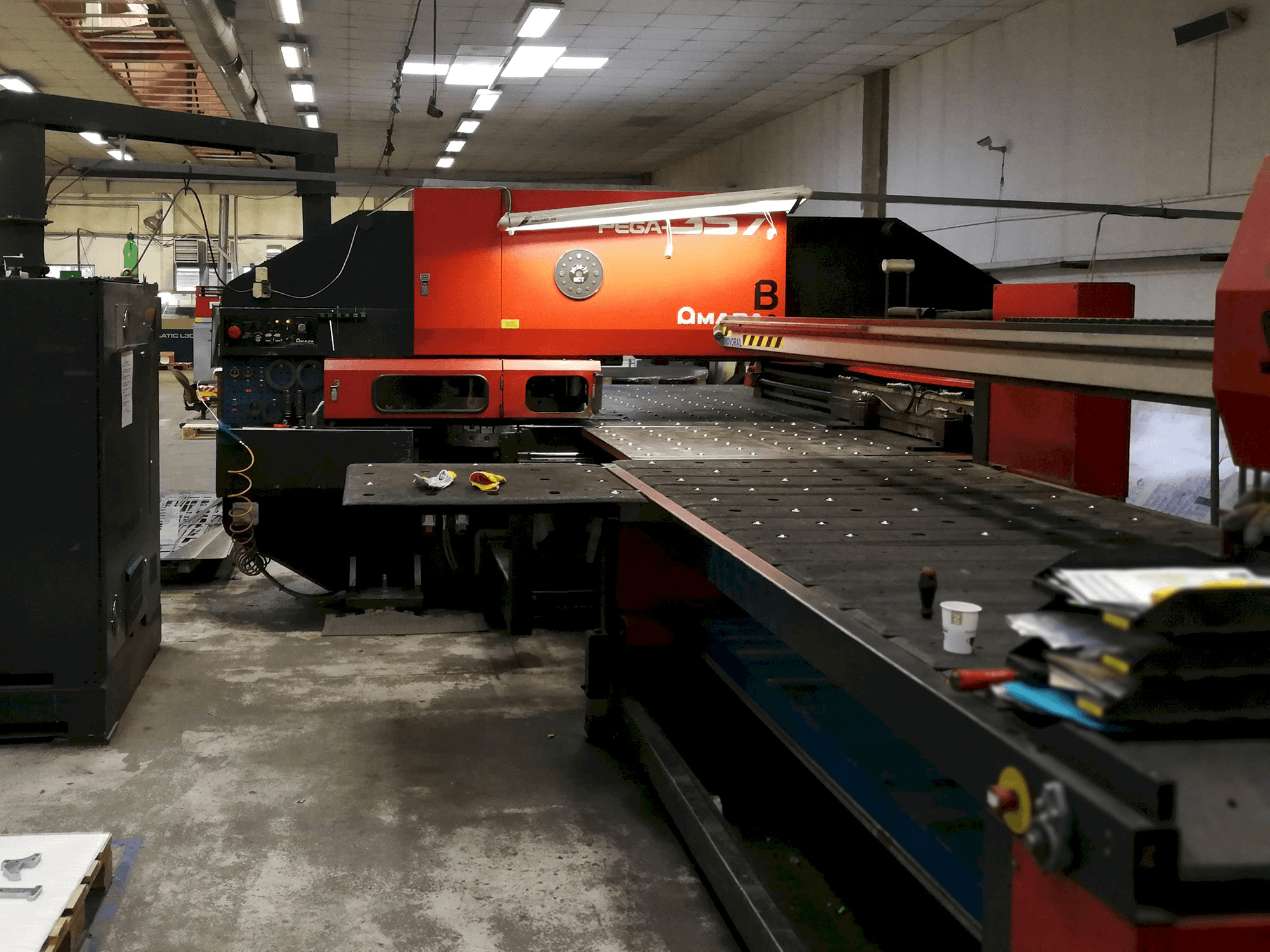 Vista frontale della macchina AMADA PEGA 357