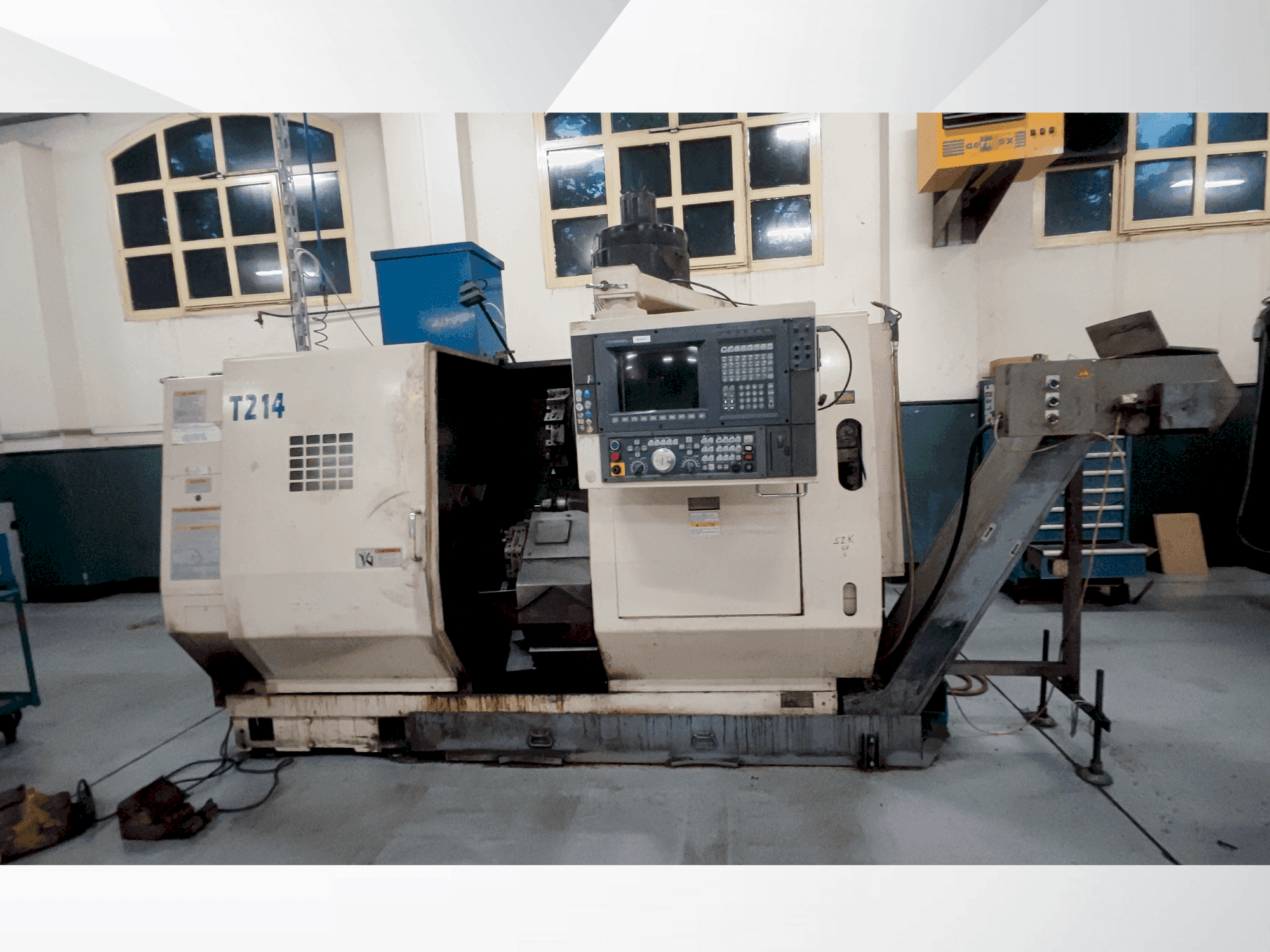 Vista frontale della macchina Okuma LU 15