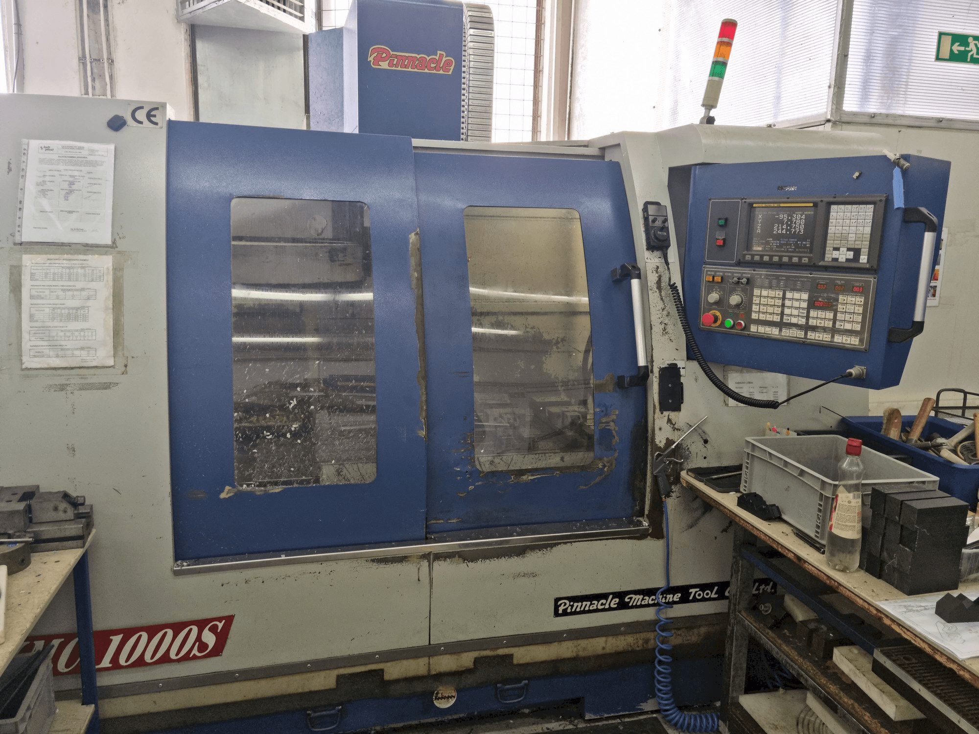 Vista frontale della macchina Pinnacle VMC1000S