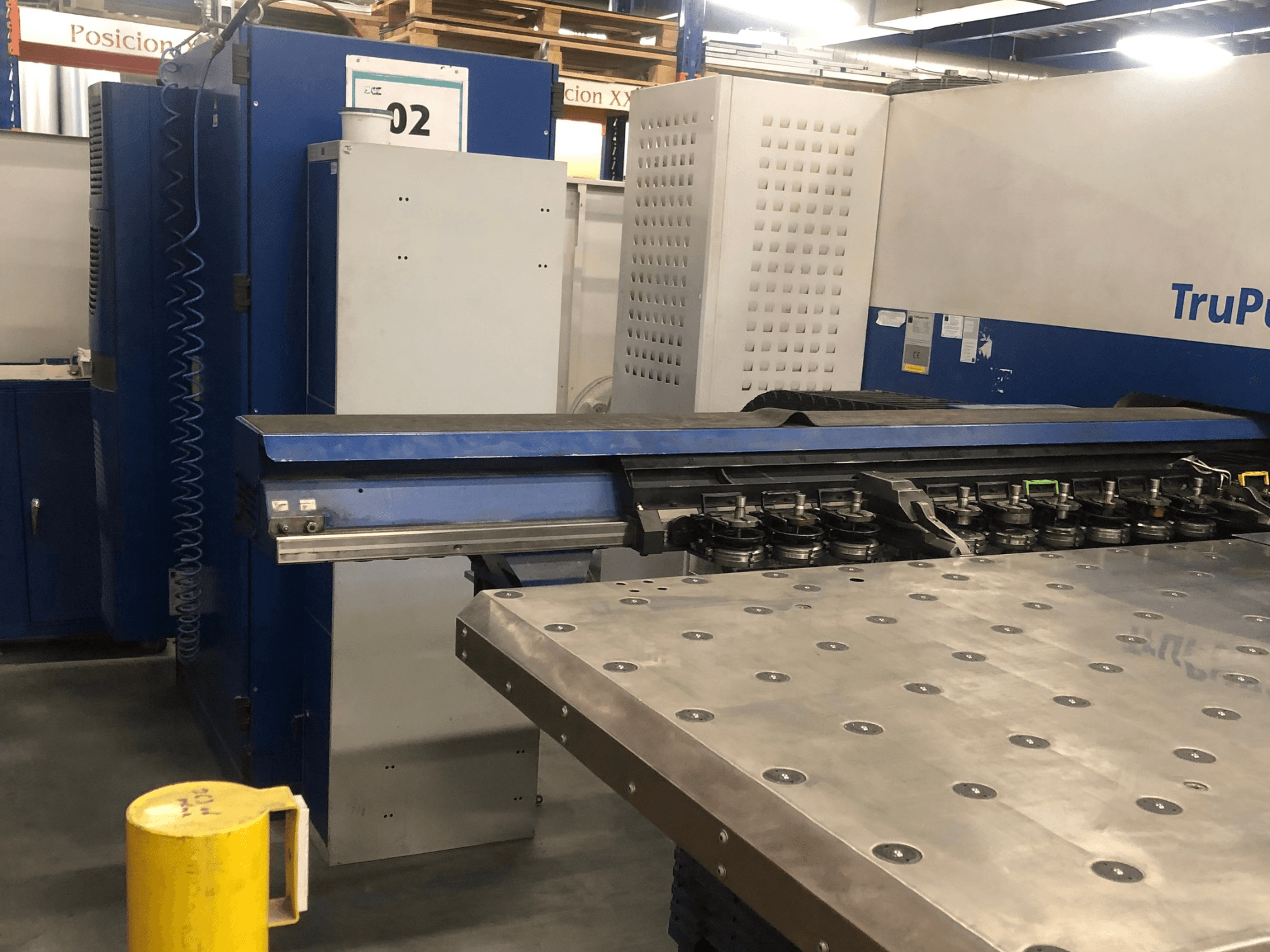 Punzonatrice CNC TRUMPF TruPunch 5000, vista frontale che mostra la torretta portautensili e il pannello di controllo, con un tavolo da lavoro in metallo nelle vicinanze.