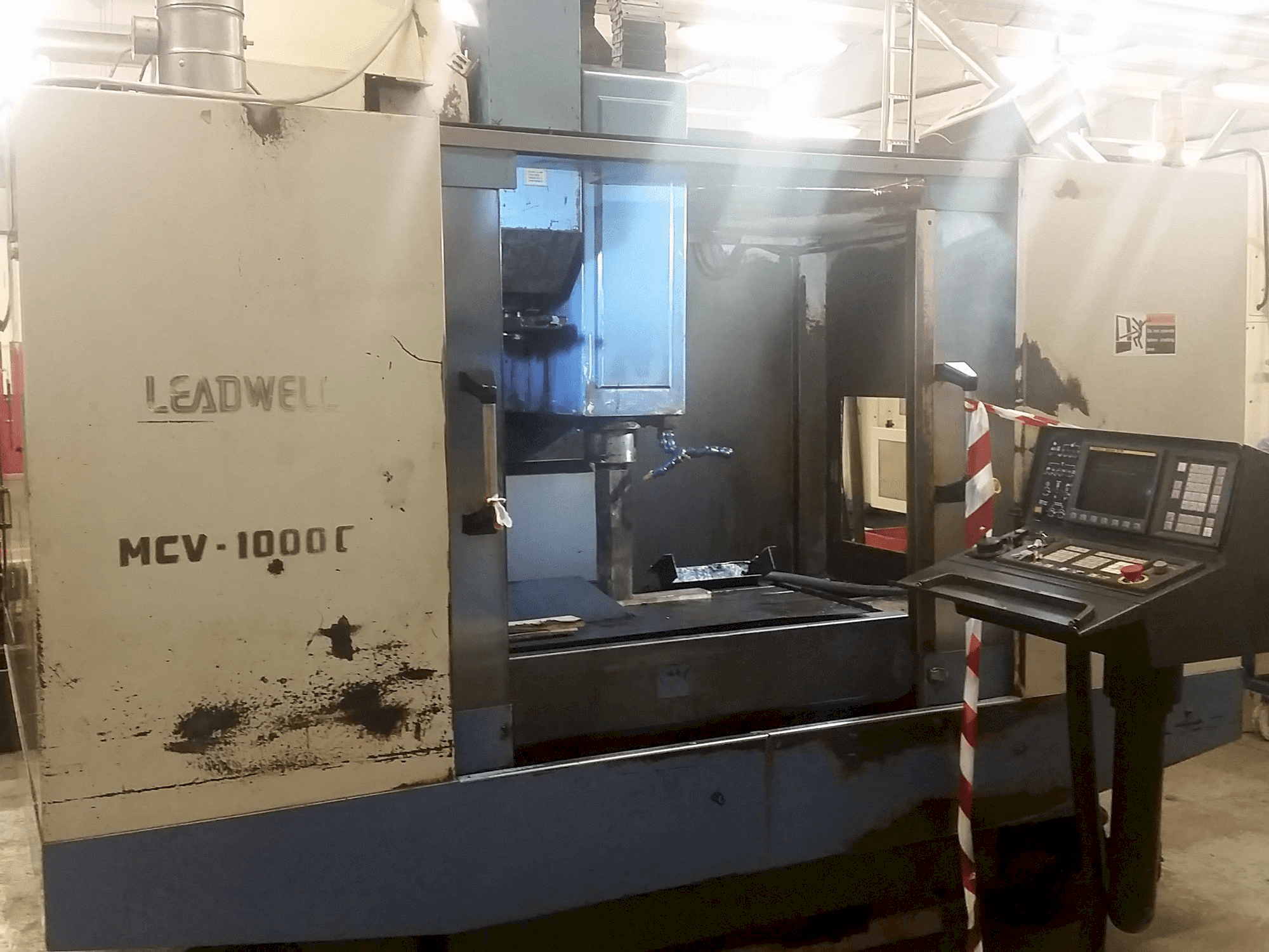 Vista frontale della macchina Leadwell MCV-1000CR