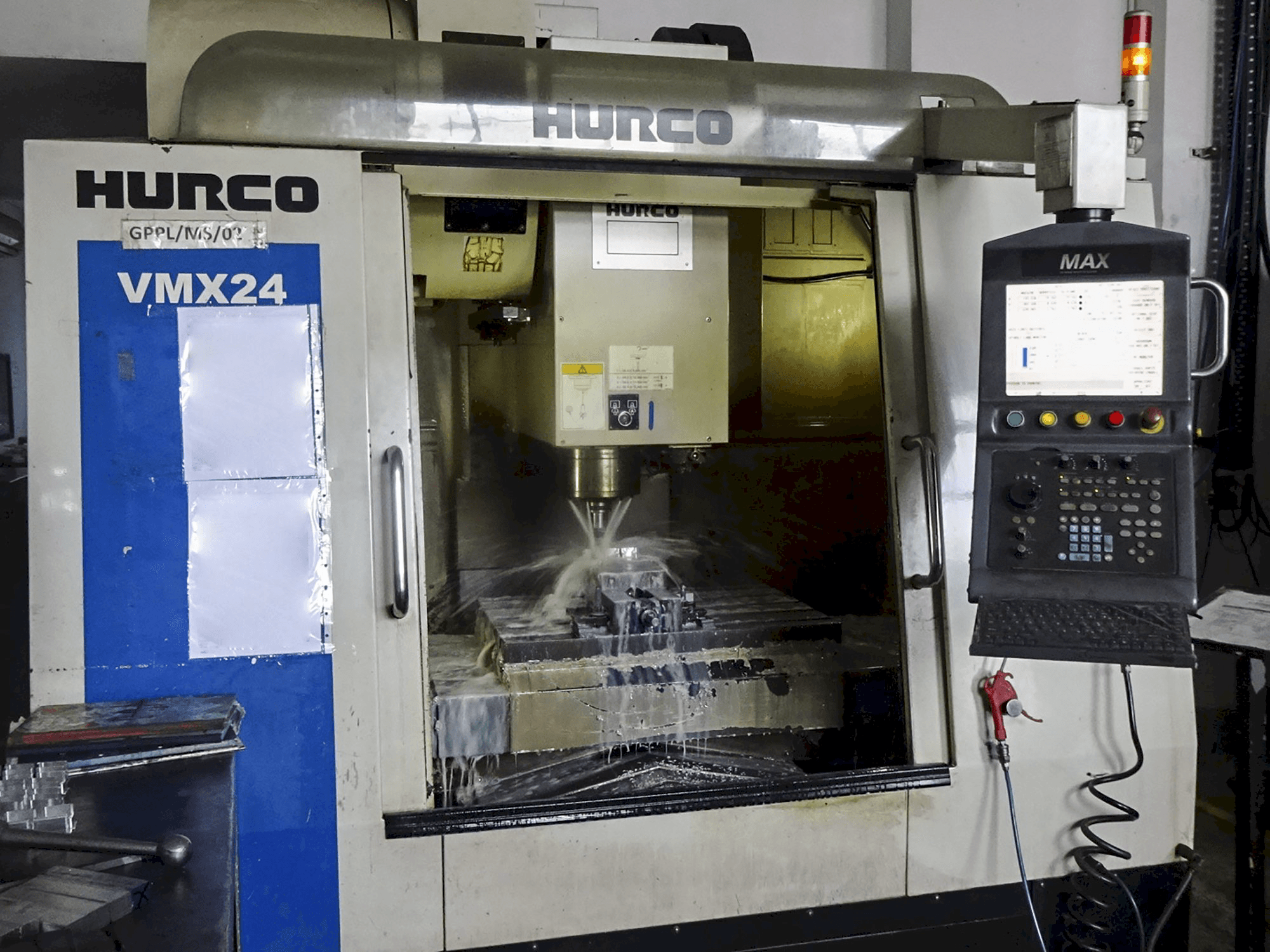 Vista frontale della macchina Hurco VMX 24