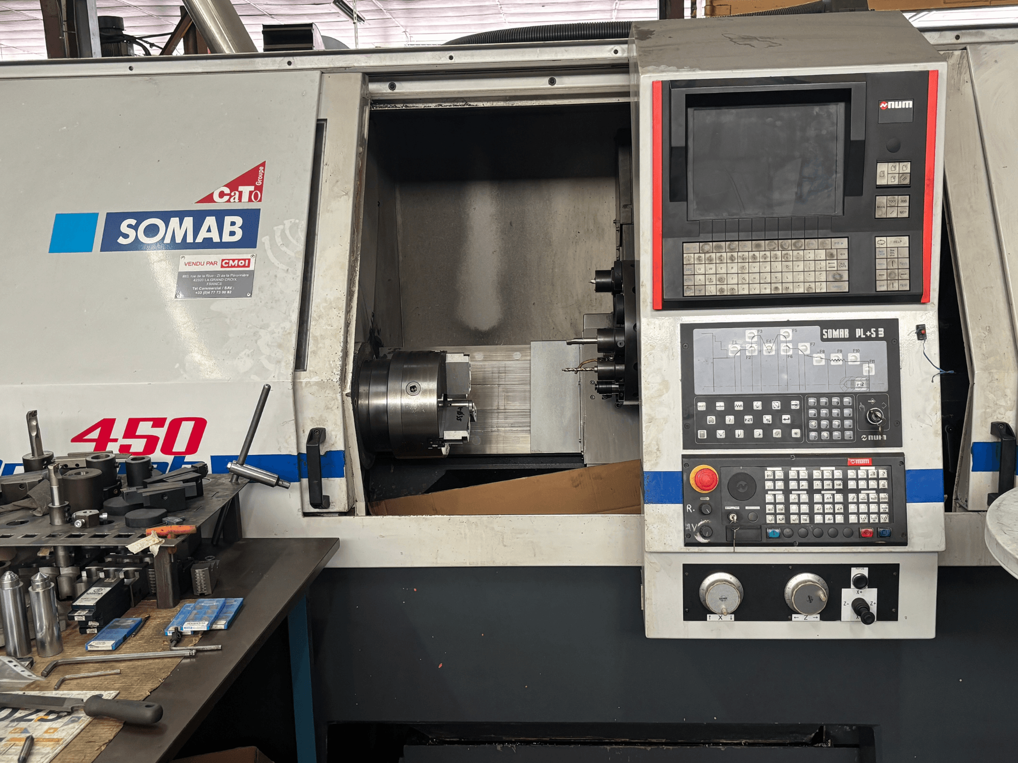 Vista frontale del tornio orizzontale SOMAB OPTIMA 450 bianco, con pannello di controllo digitale e pezzo in lavorazione montato.