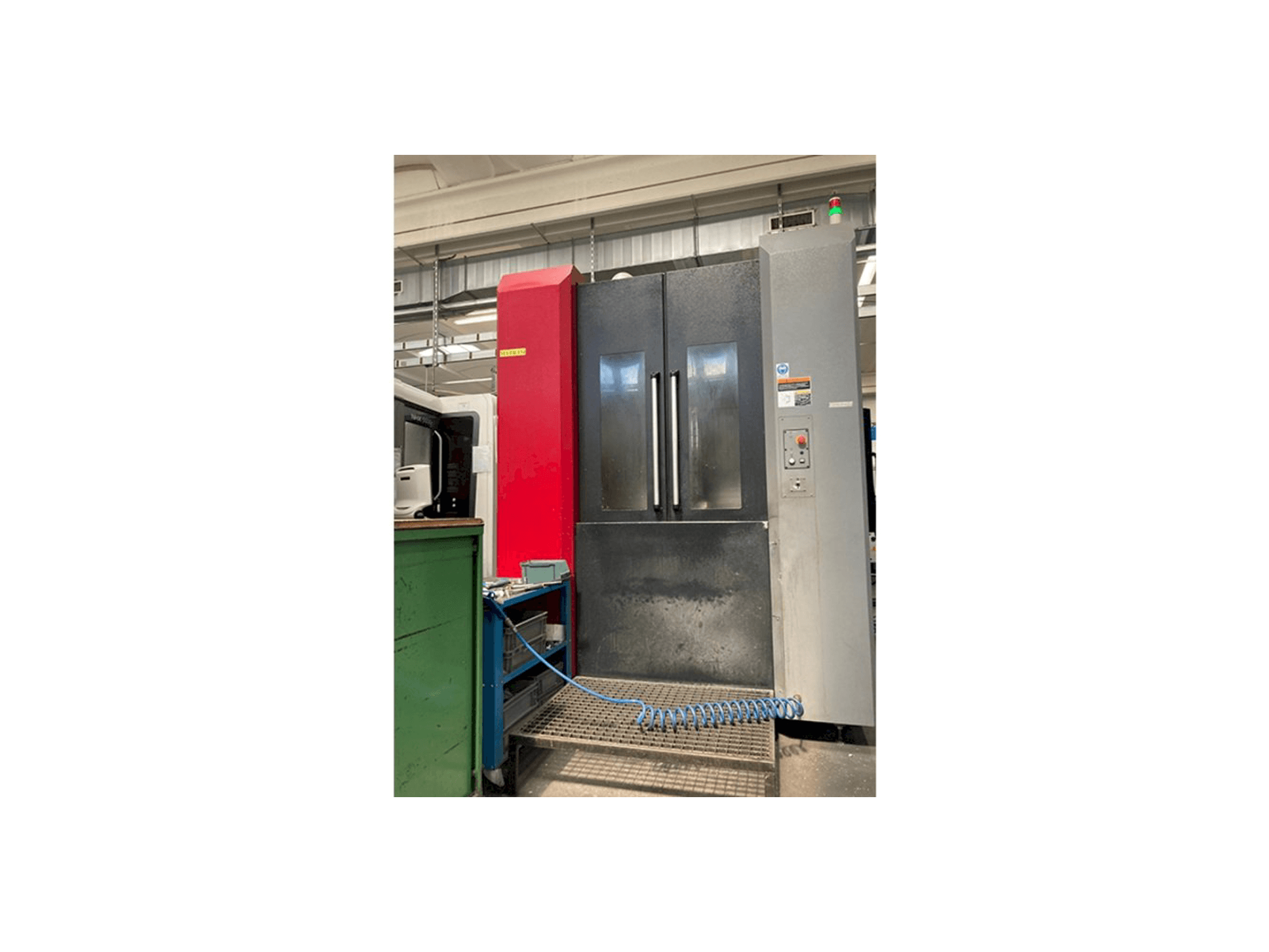 Vista frontale della macchina OKK HMC 500