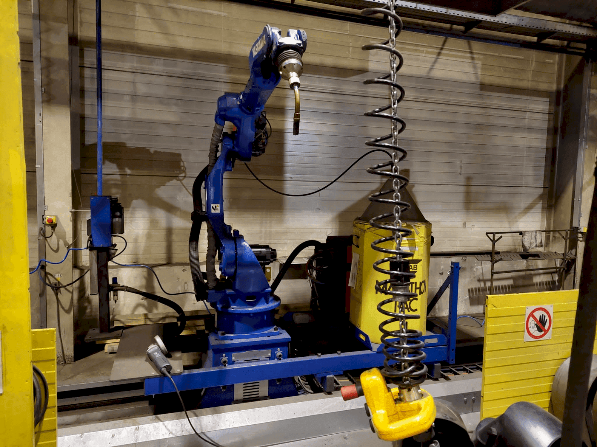 Vista frontale della macchina Yaskawa MA2010 Welding Station