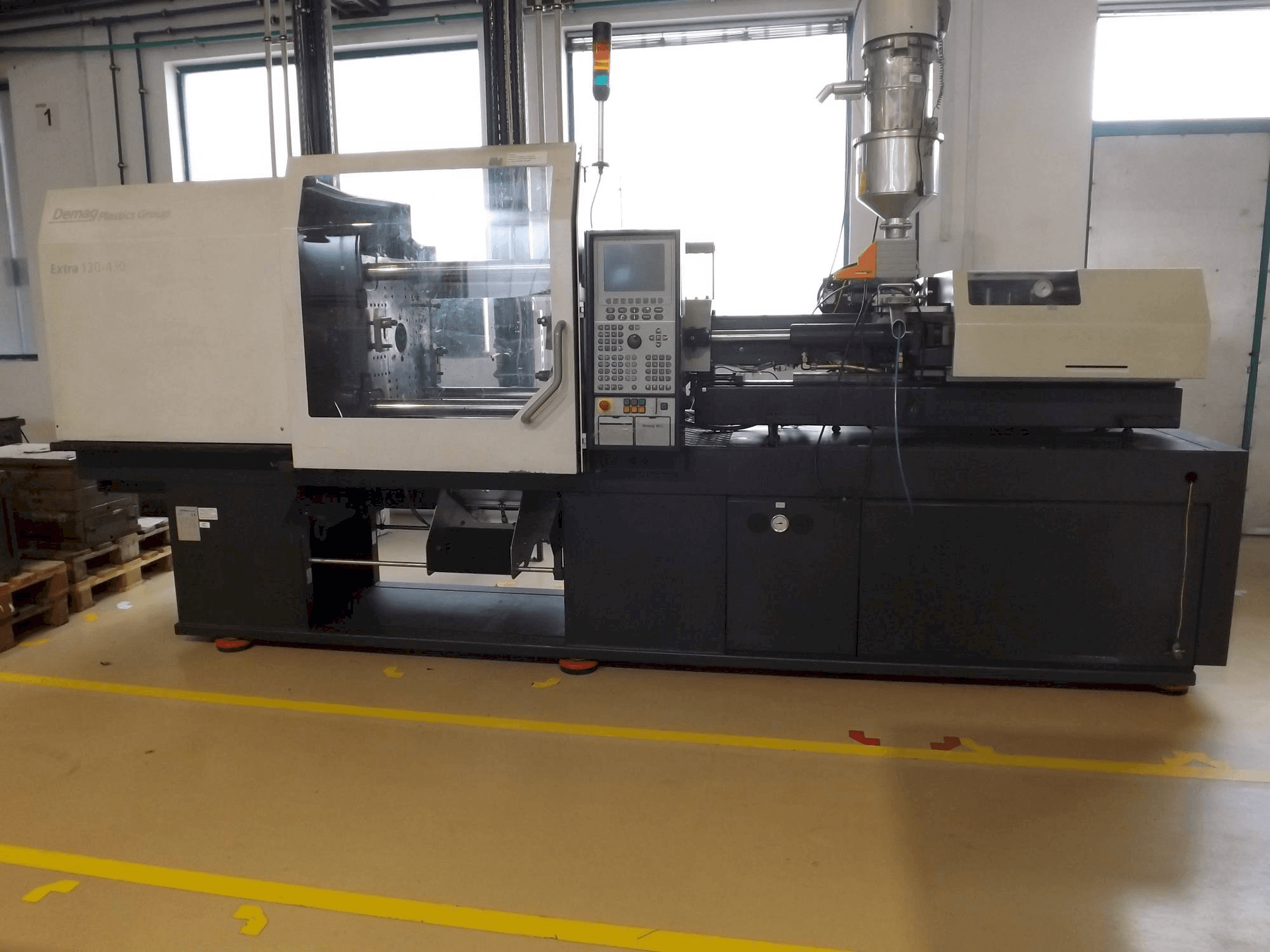 Vista frontale della macchina DEMAG Extra 120-430