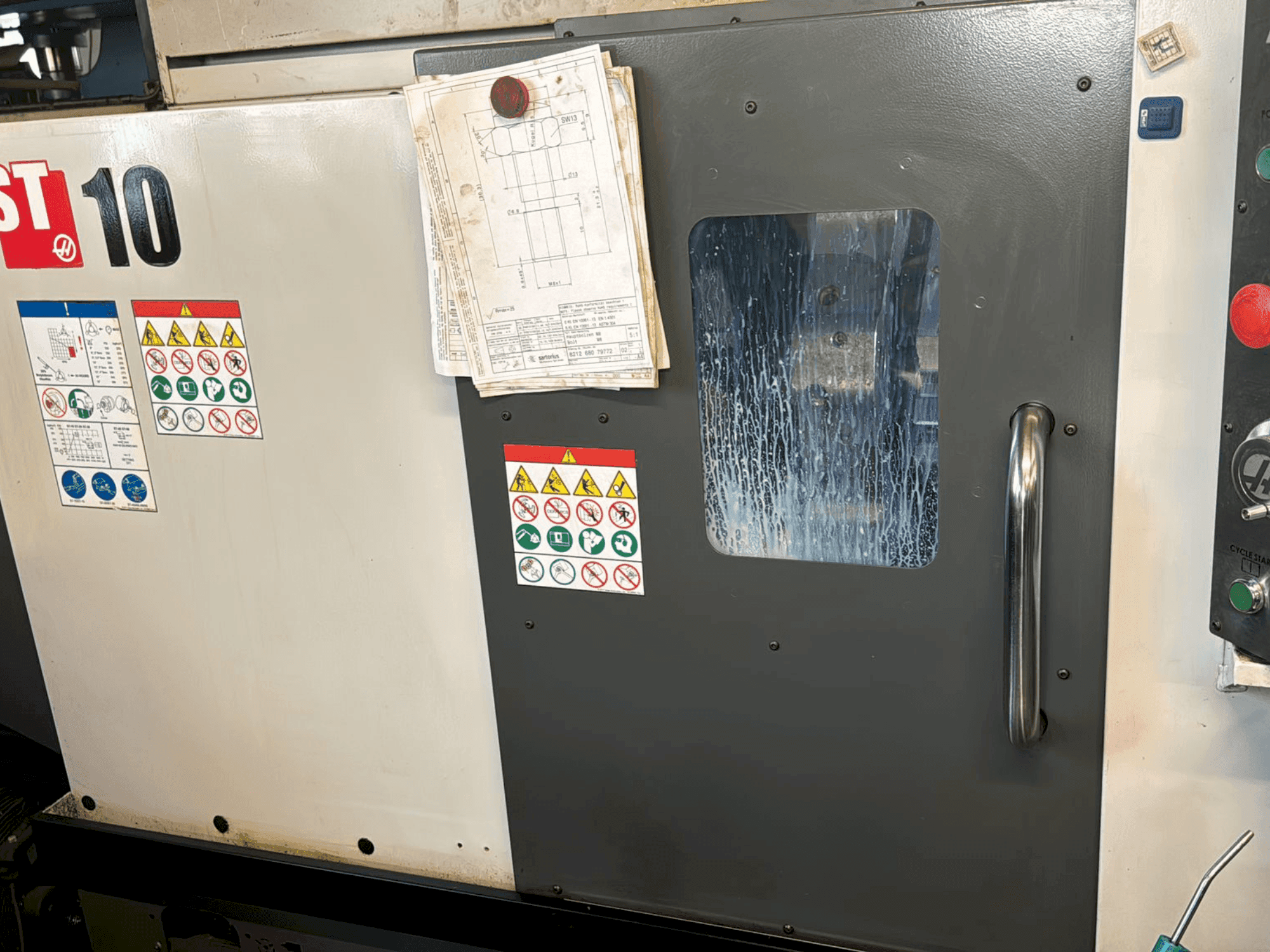 Vista frontale della macchina HAAS ST-10