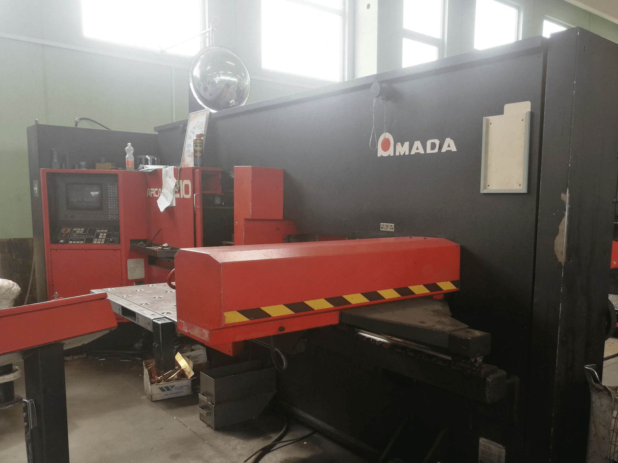 Vista lato destro della macchina AMADA ARCADE 210