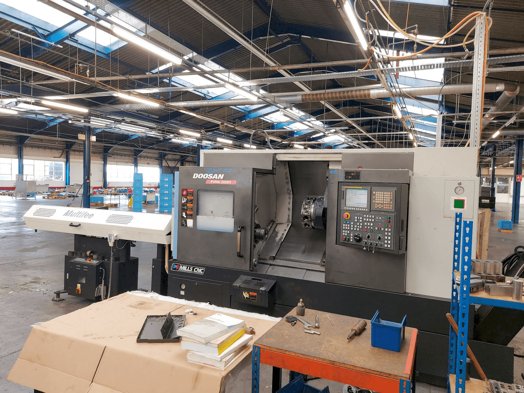 Vista frontale della macchina Doosan Puma 2600Y