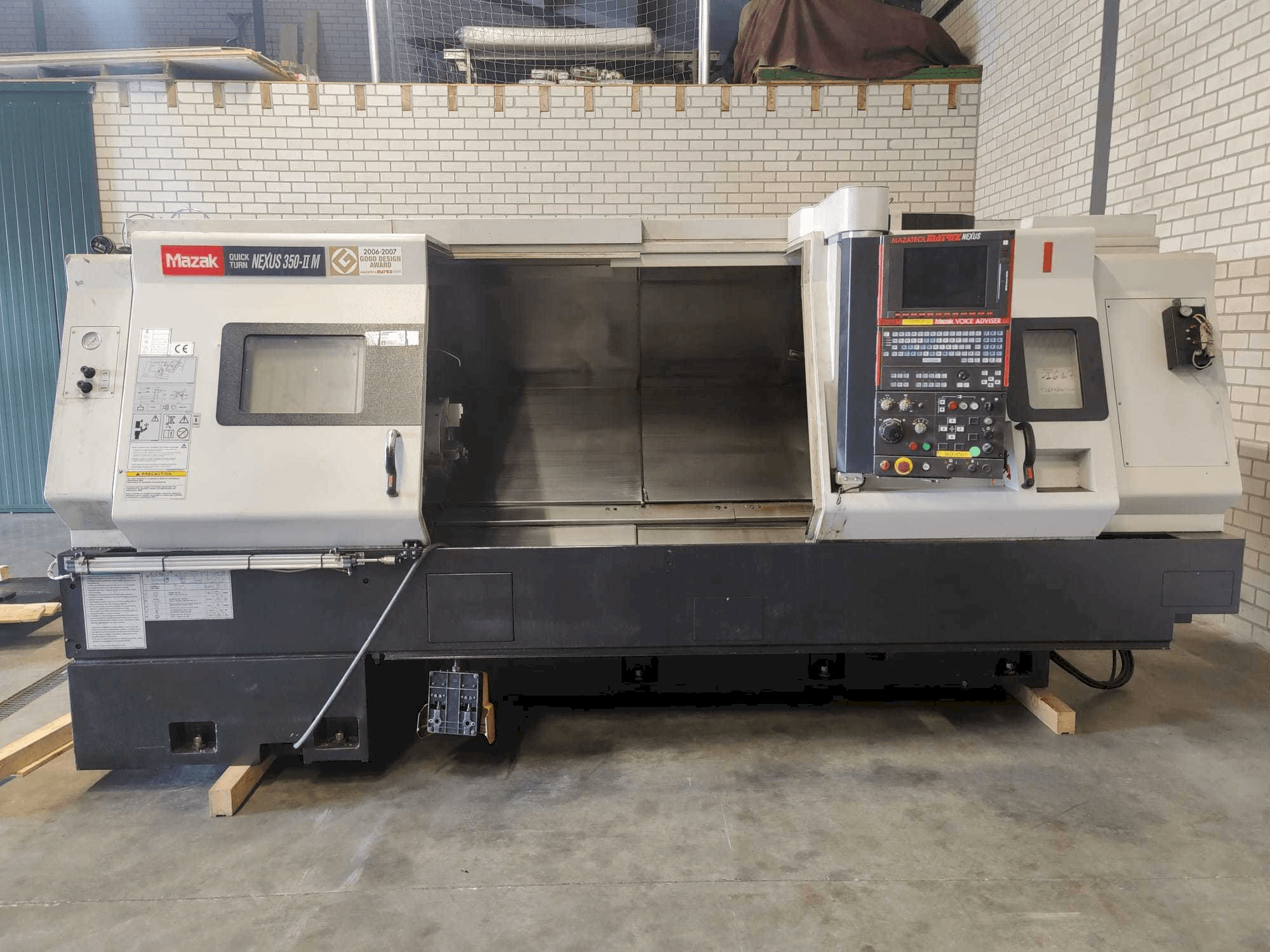 Vista frontale della macchina Mazak Quick Turn Nexus 350-II M