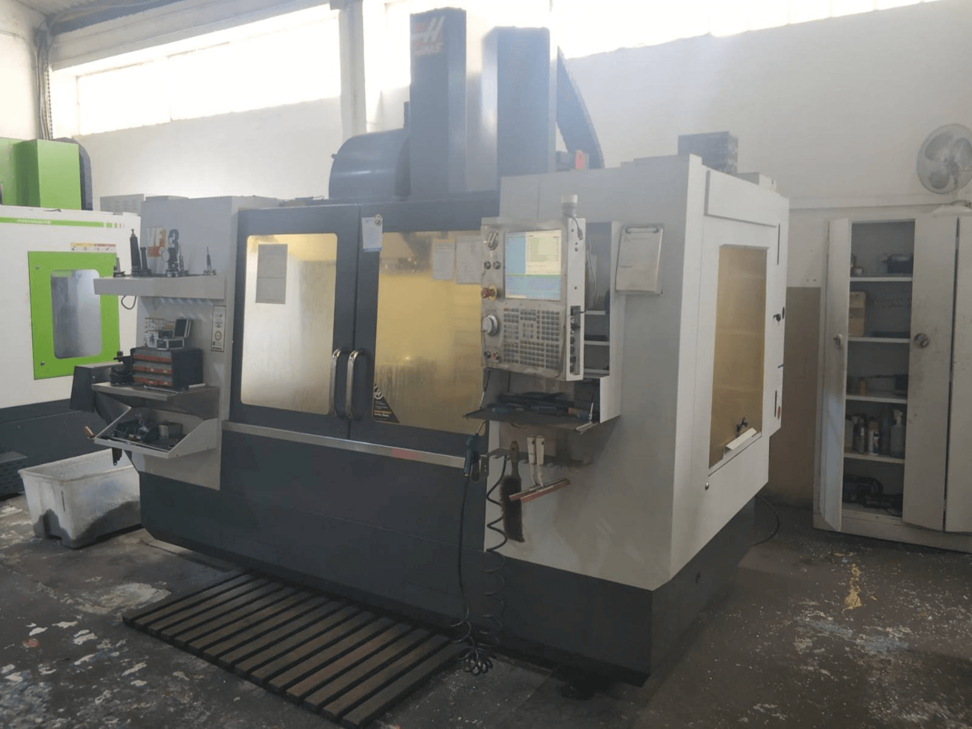 Vista frontale della macchina HAAS VF-3