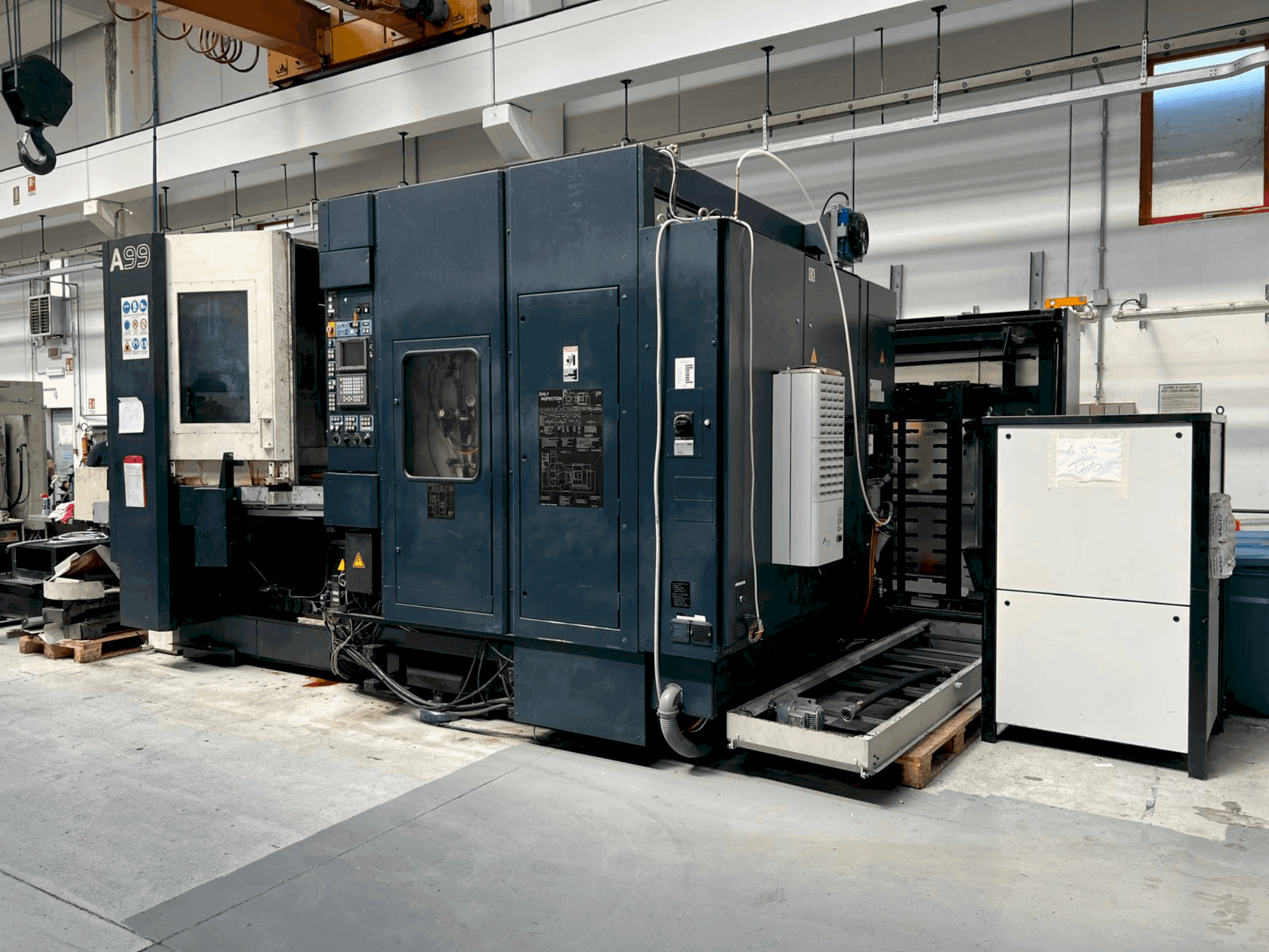 Vista frontale della macchina Makino A99-A132