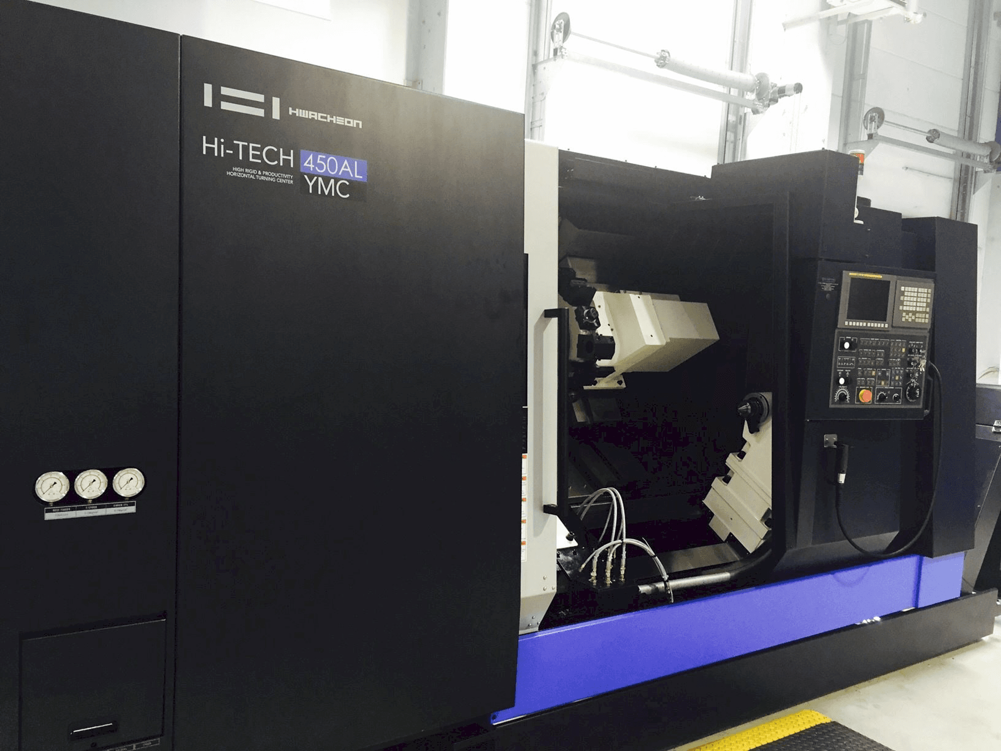 Vista frontale della macchina HWACHEON HI-TECH 450AL YMC