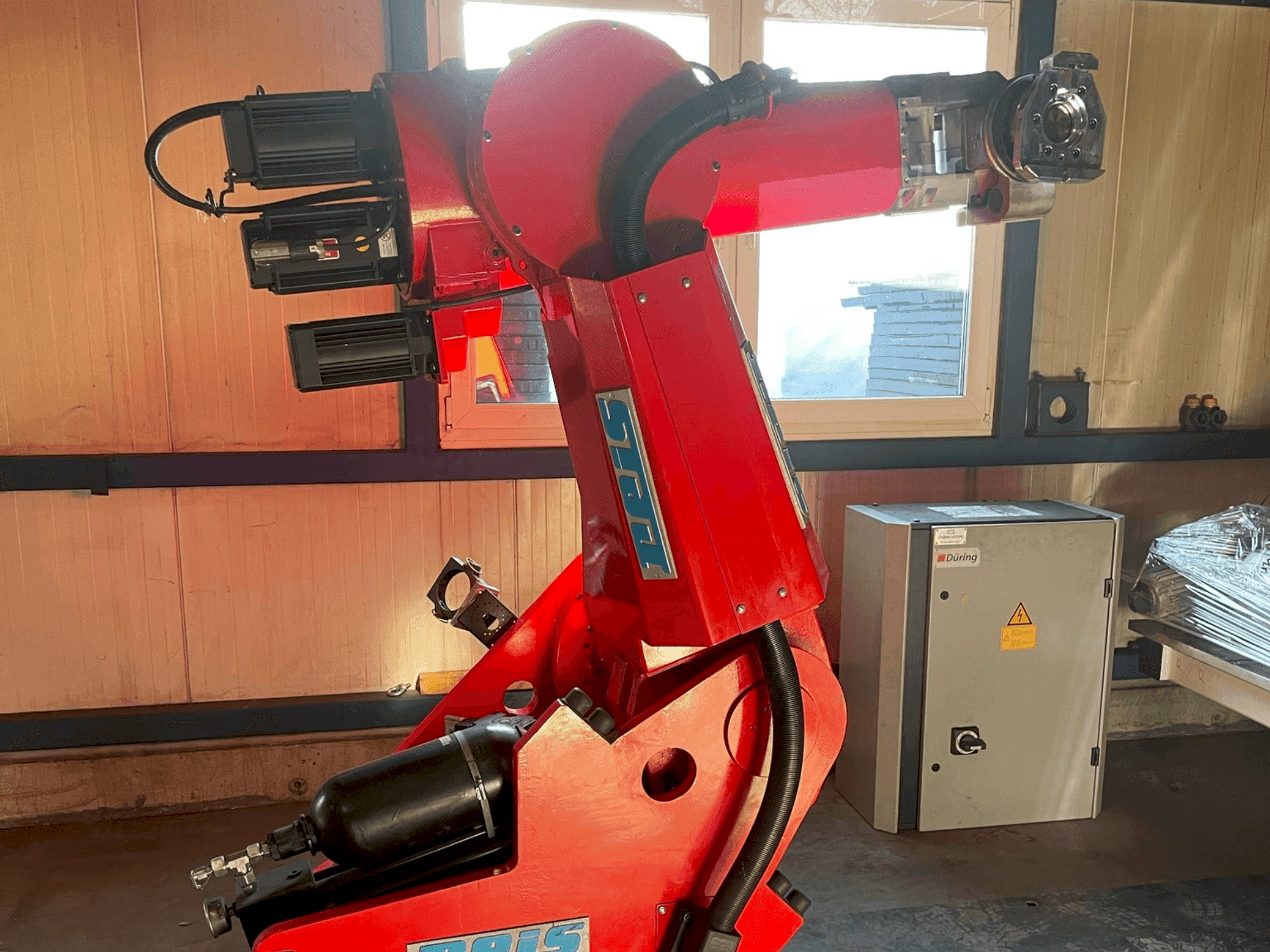 Vista frontale della macchina Reis SRV 130