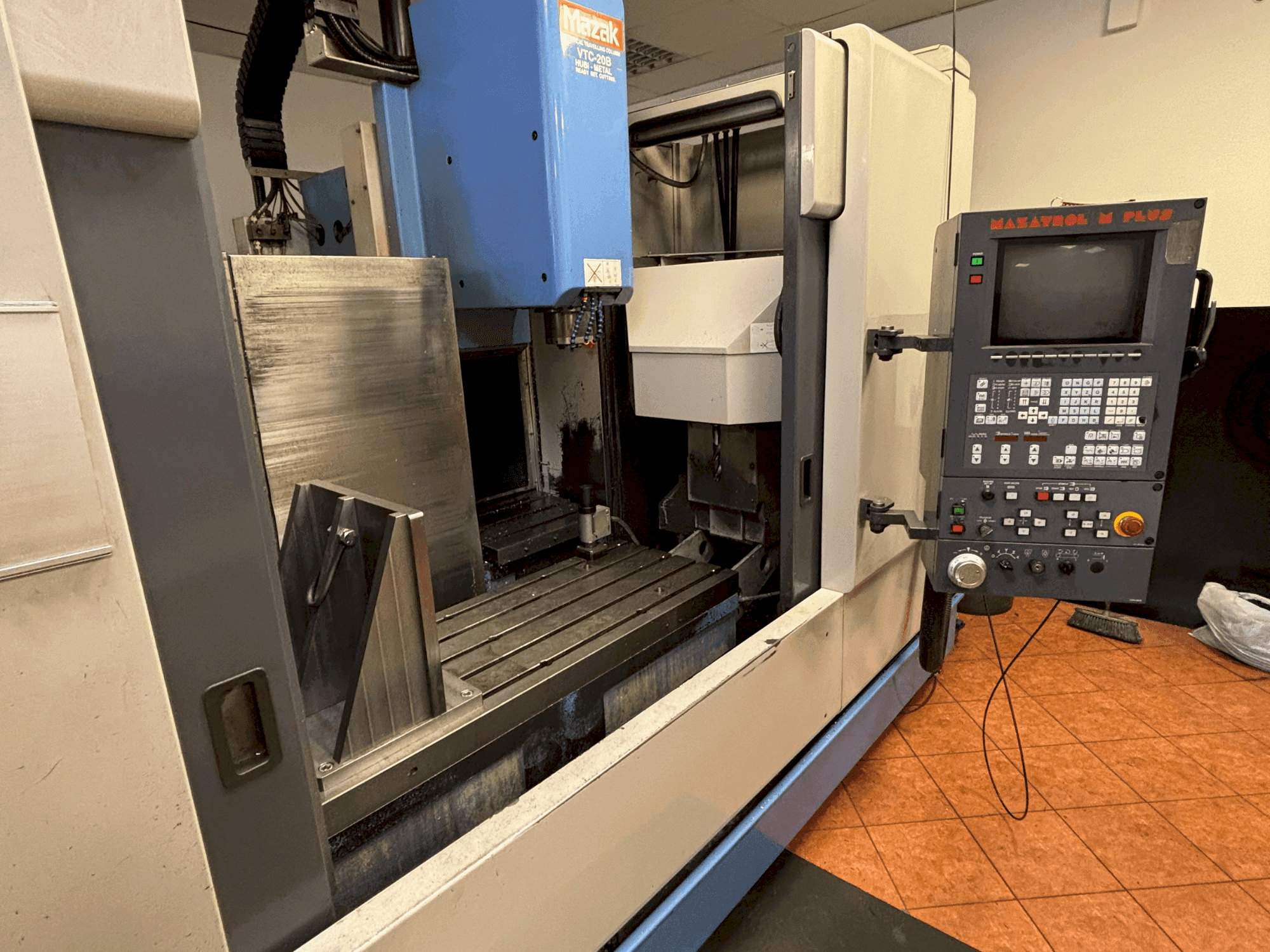Vista frontale della macchina Mazak VTC-20B