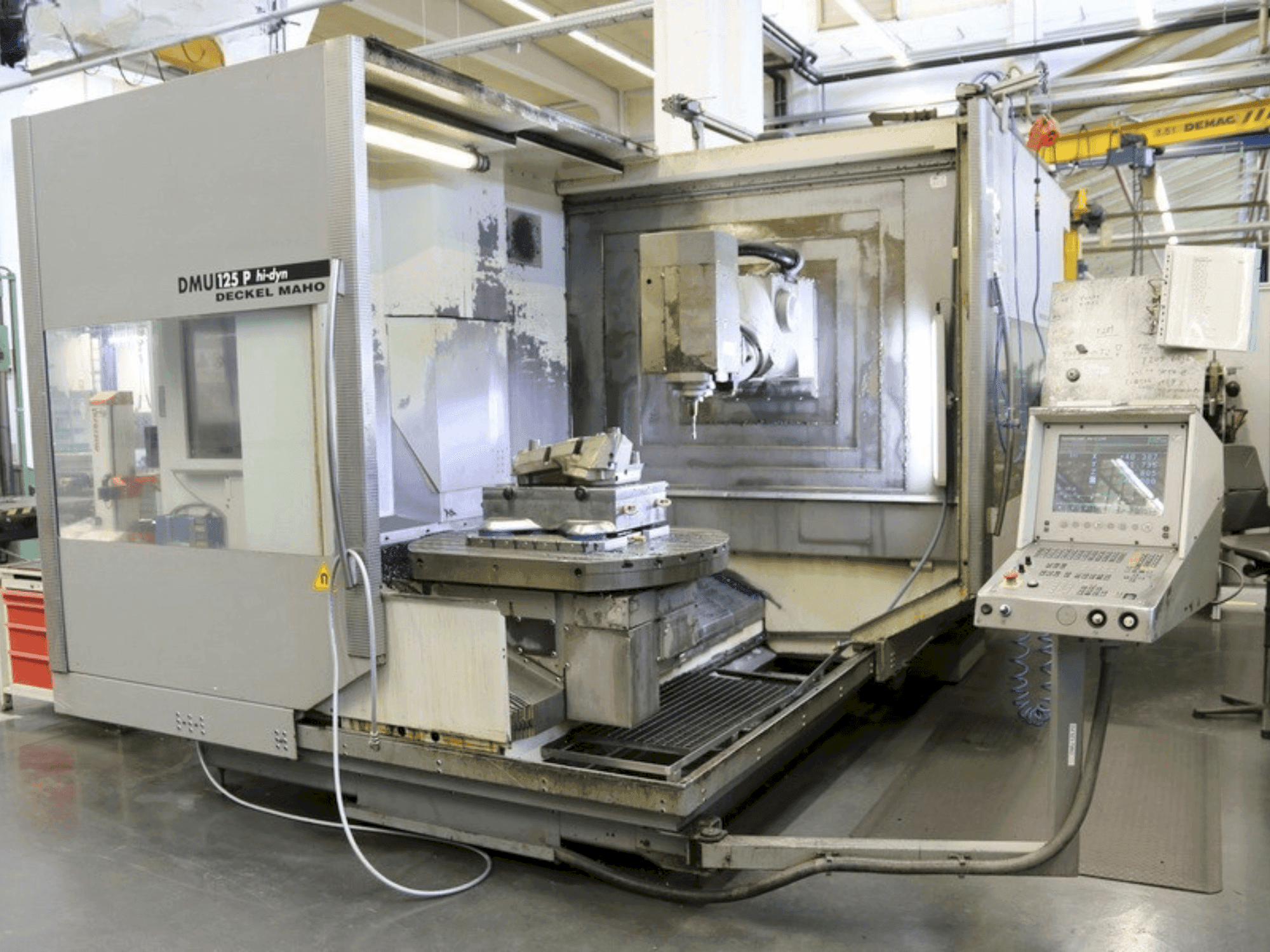 Vista frontale della macchina DECKEL MAHO DMU 125 P hi-dyn