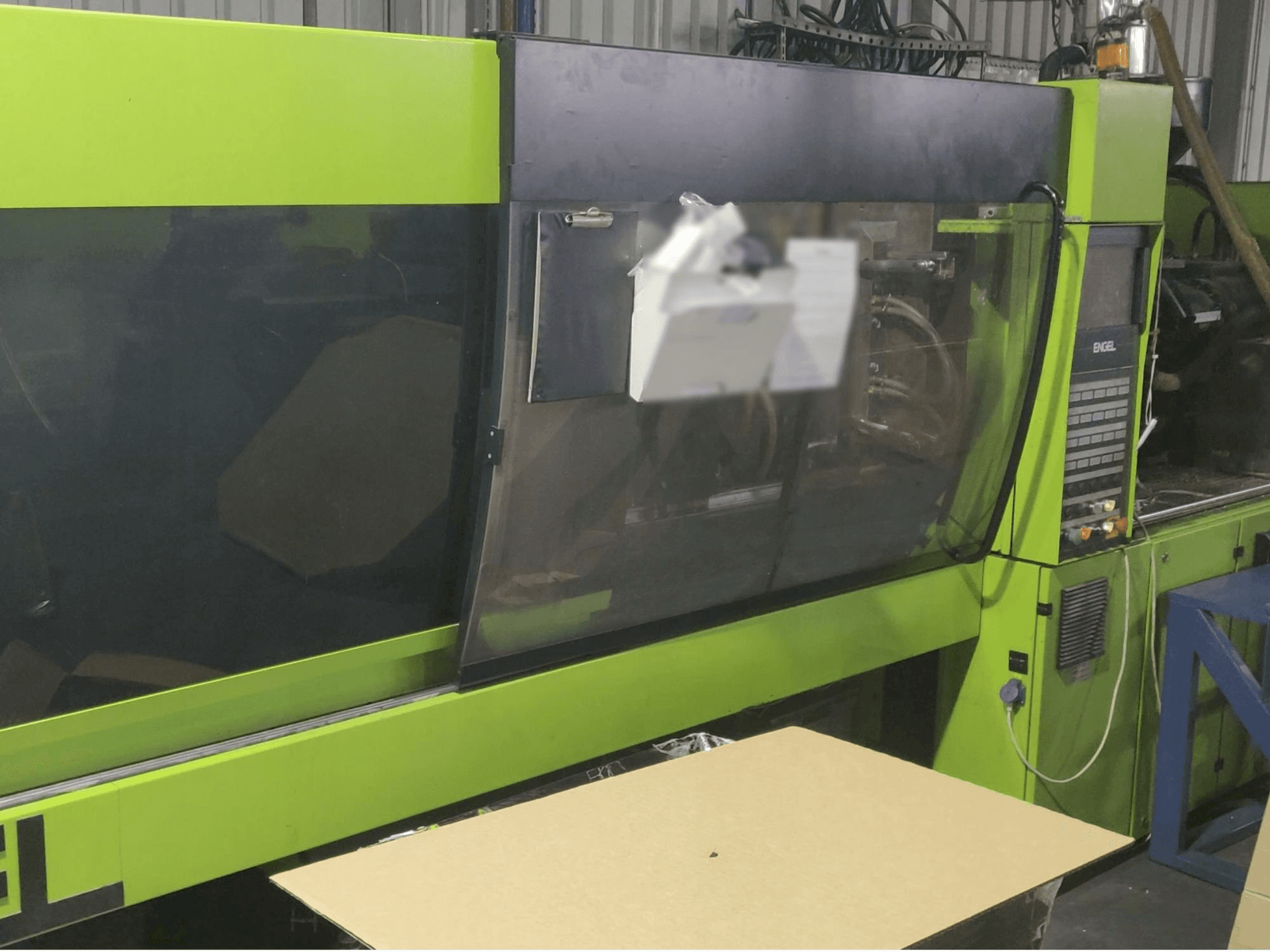 Vista frontale della macchina ENGEL Victory 1050/220 Tech