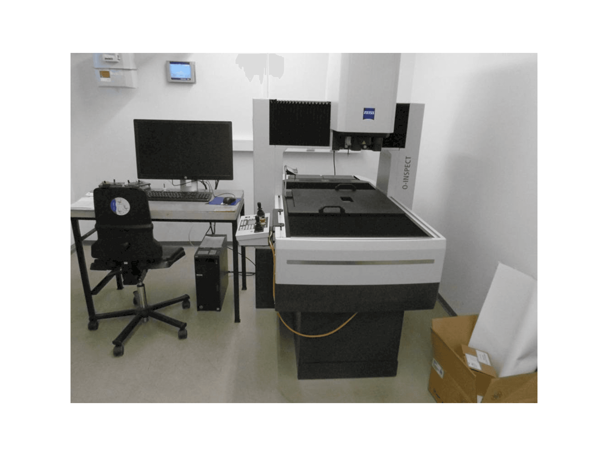 Vista frontale della macchina ZEISS O-Inspect 543