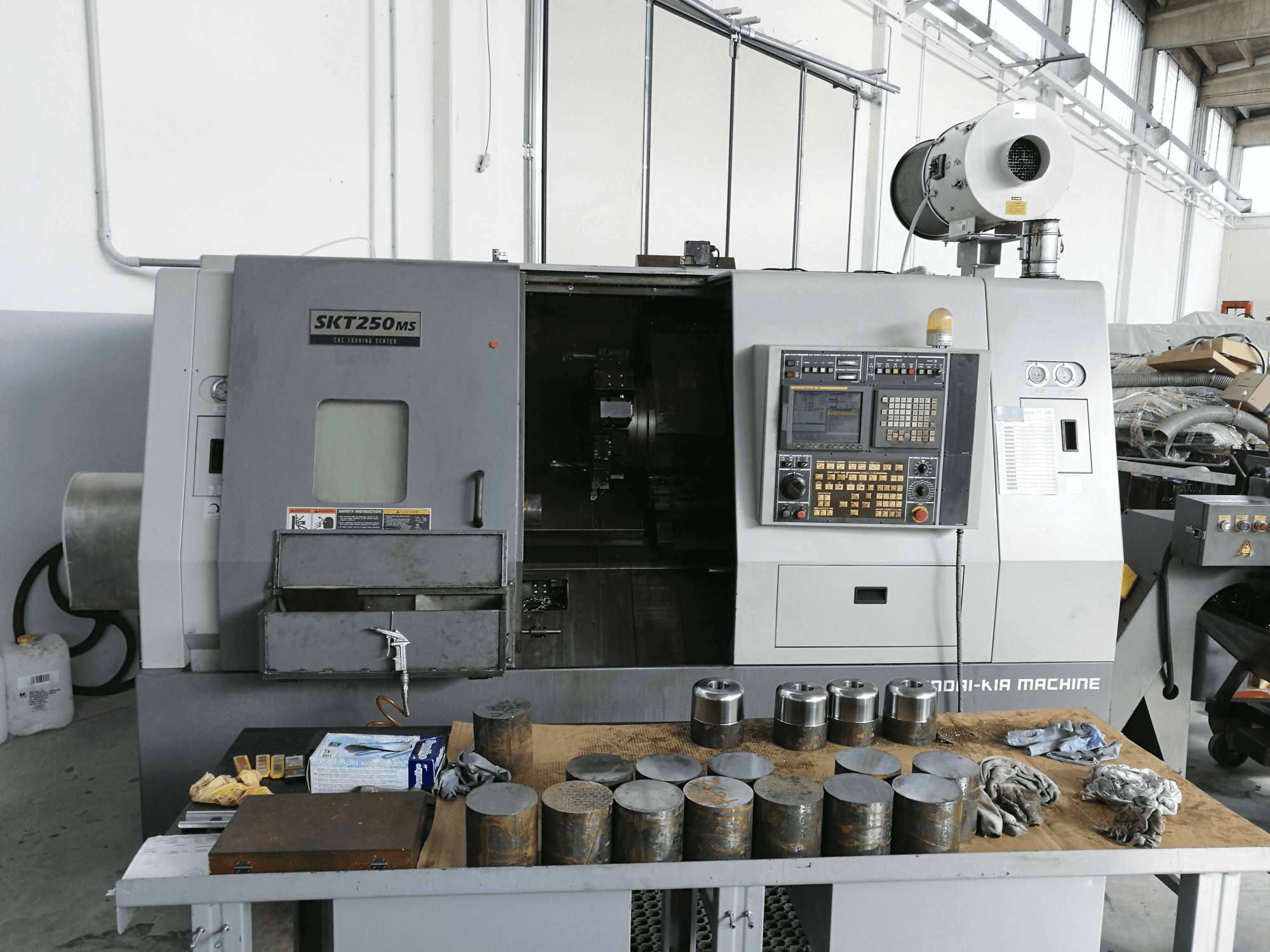 Vista frontale della macchina Hyundai Kia SKT 250 MS