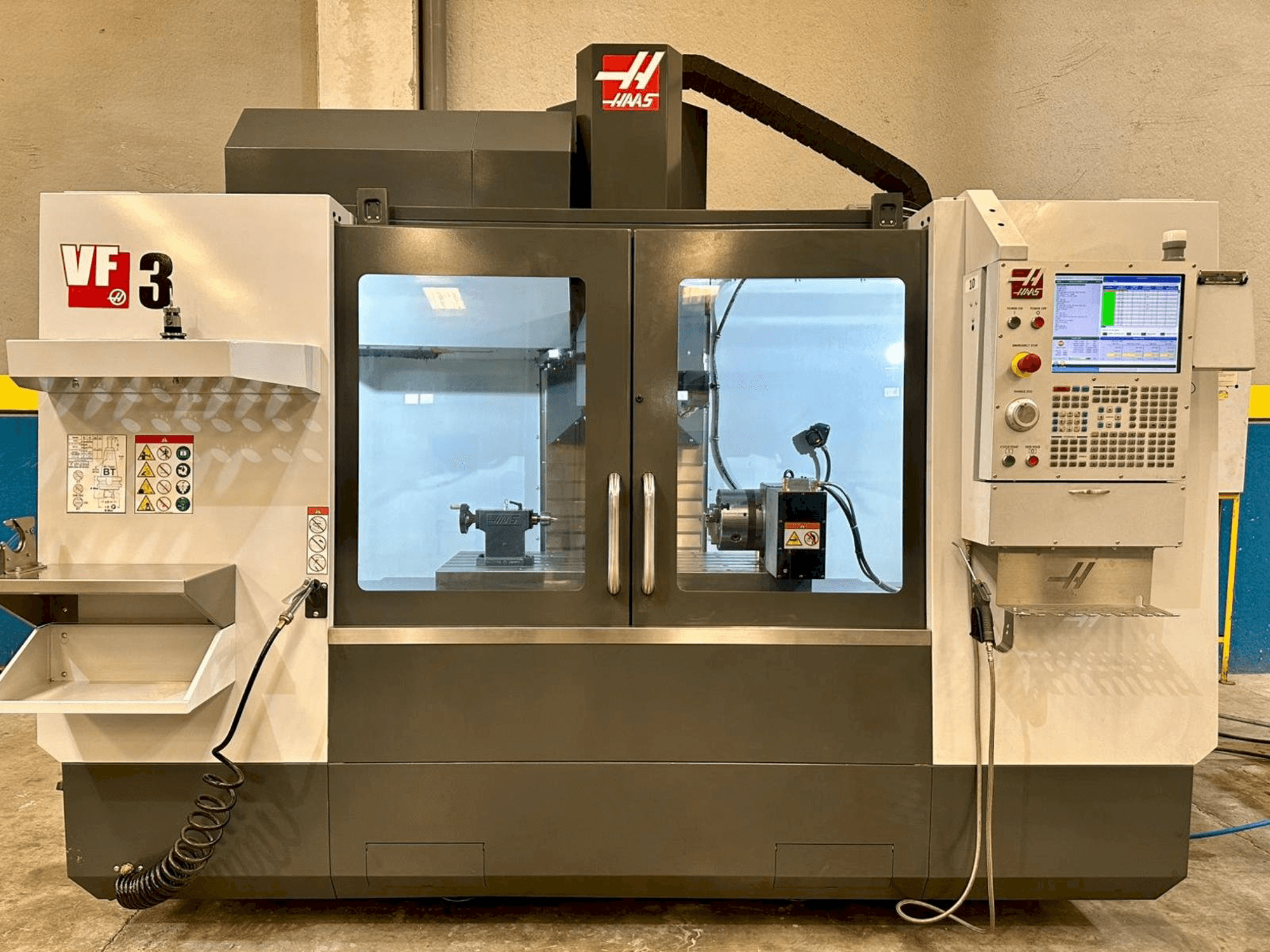 Vista frontale della macchina HAAS VF-3