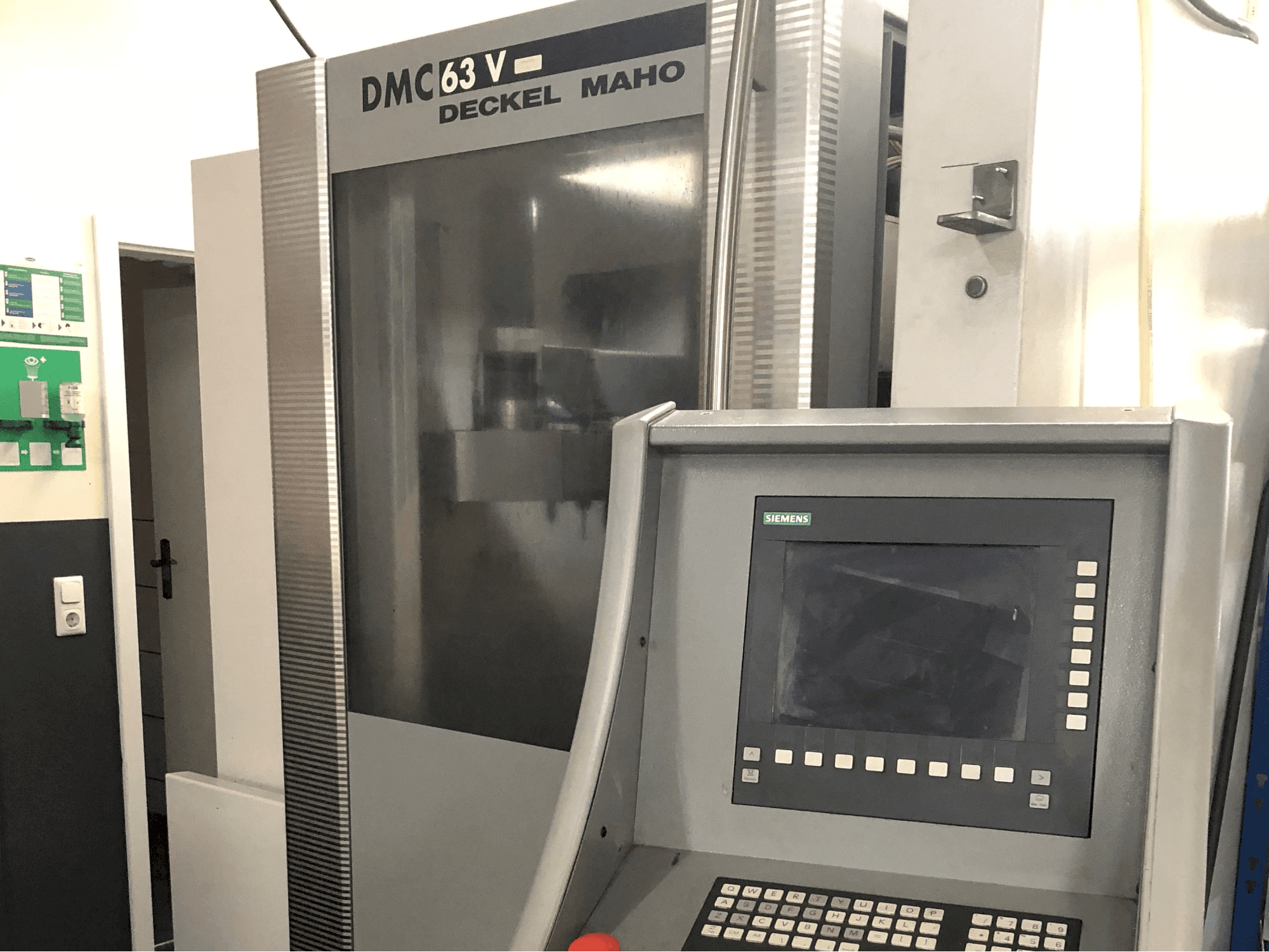 Vista lato destro della macchina DECKEL MAHO DMC 63V