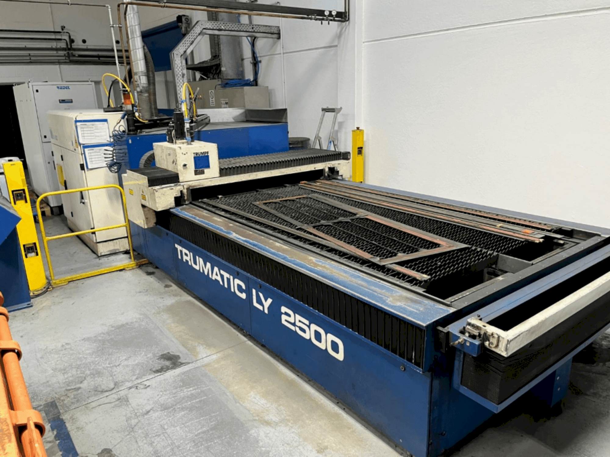 Vista frontale della macchina TRUMPF Trumatic LY2500