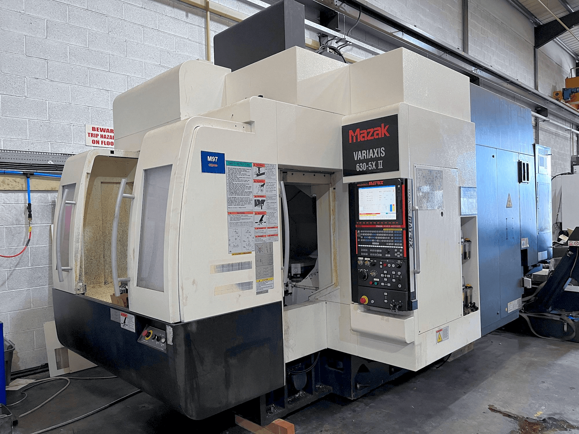 Vista frontale della macchina Mazak 630-5AX II
