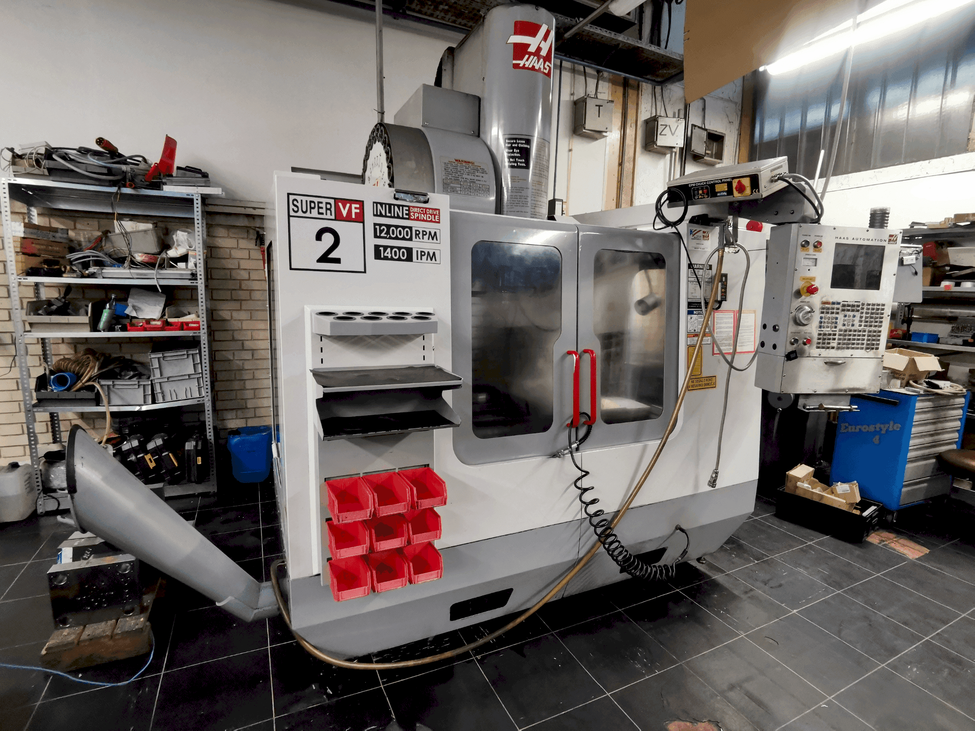 Vista frontale della macchina HAAS VF-2 SSHE