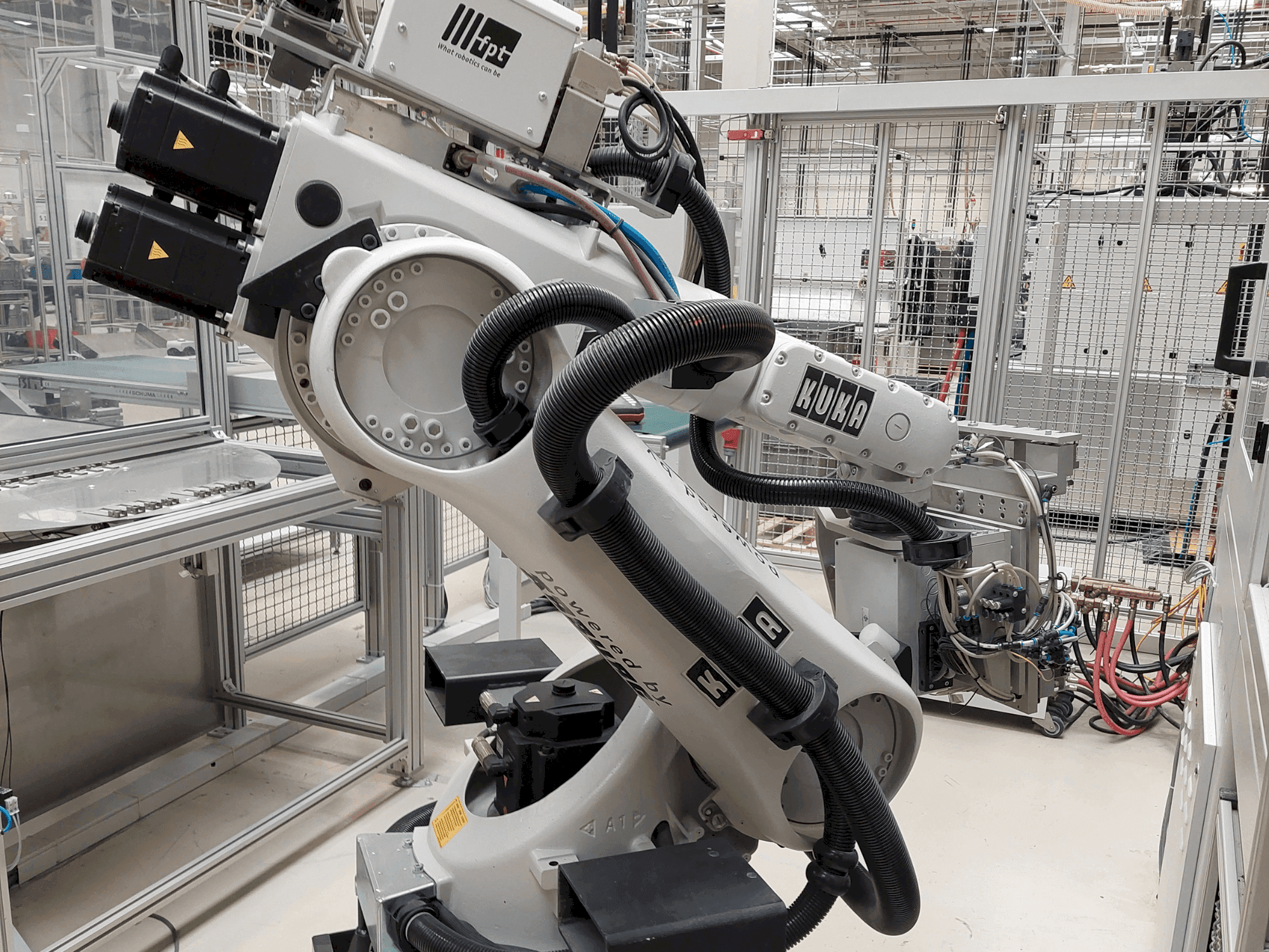 Vista frontale della macchina KUKA KR 30-3