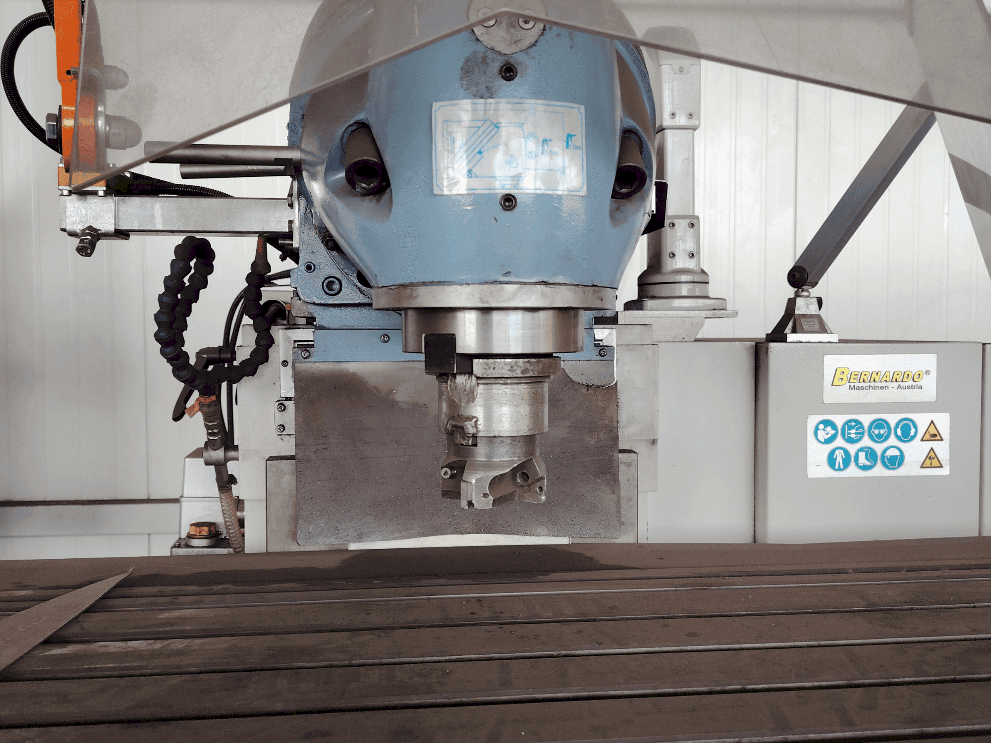 Vista frontale della macchina Bernardo Variomill FU 2000E Servo