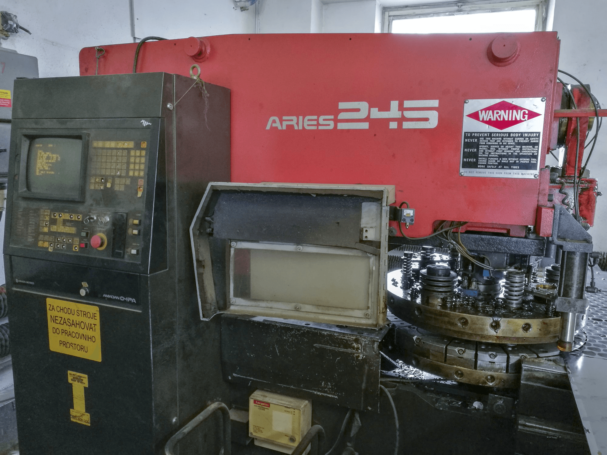 Vista frontale della macchina AMADA ARIES 245