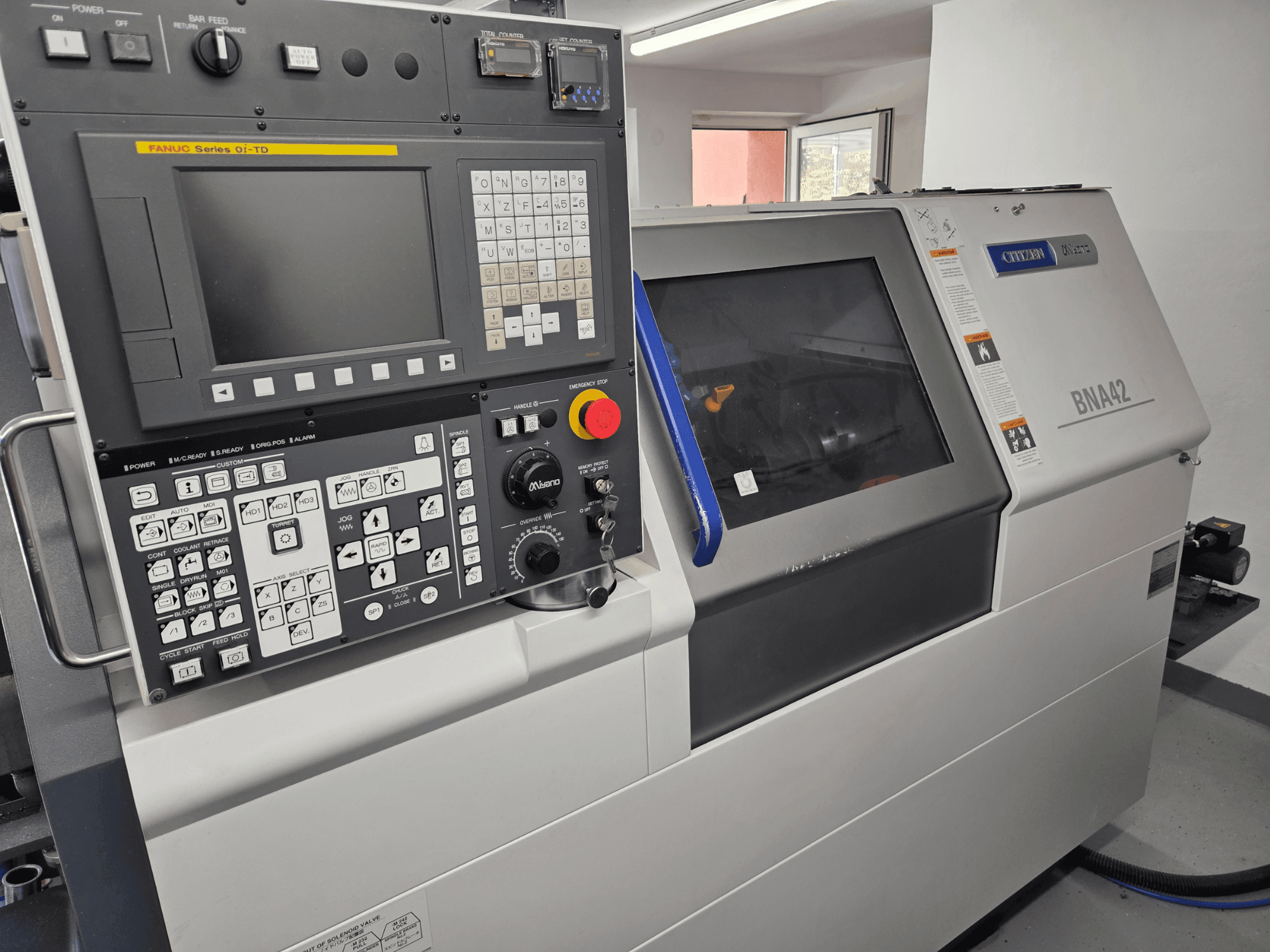 Tornio orizzontale Miyano BNA42S2, vista frontale che mostra il pannello di controllo con interfaccia FANUC serie Oi-TD e display.