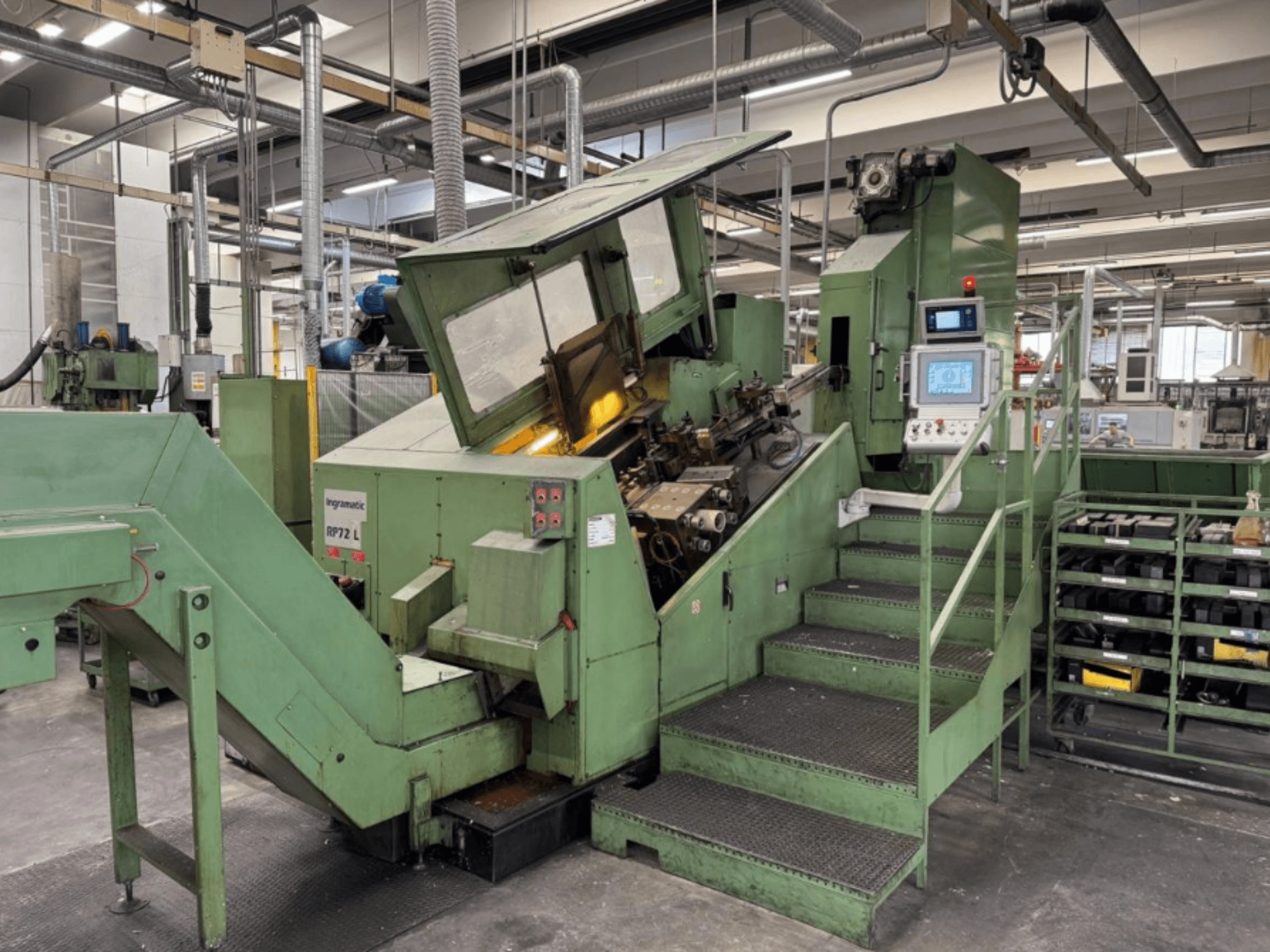 Ingramatic RP72 L, macchina industriale di colore verde, vista frontale; presenta un pannello di controllo e gradini con piattaforma a griglia metallica.