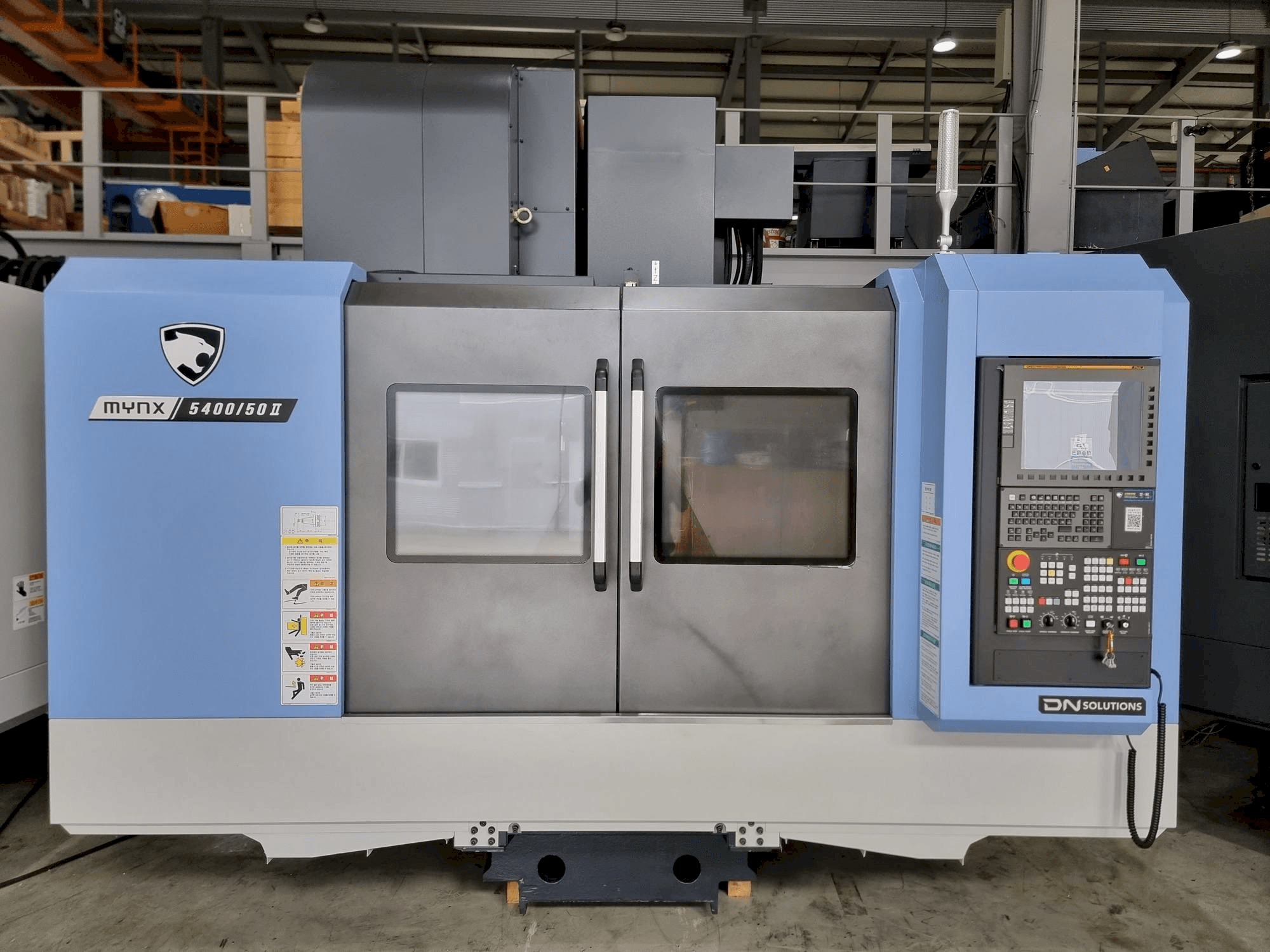 Vista frontale della macchina DOOSAN MYNX 5400/50