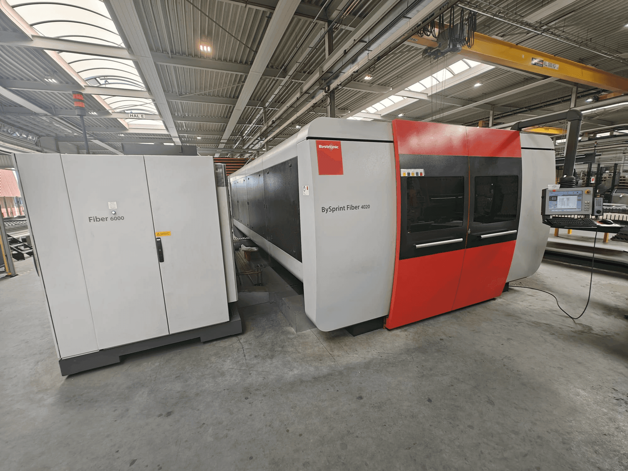 Vista frontale della macchina Bystronic BySprint Fiber 4020 + ByTrans Extended 4020