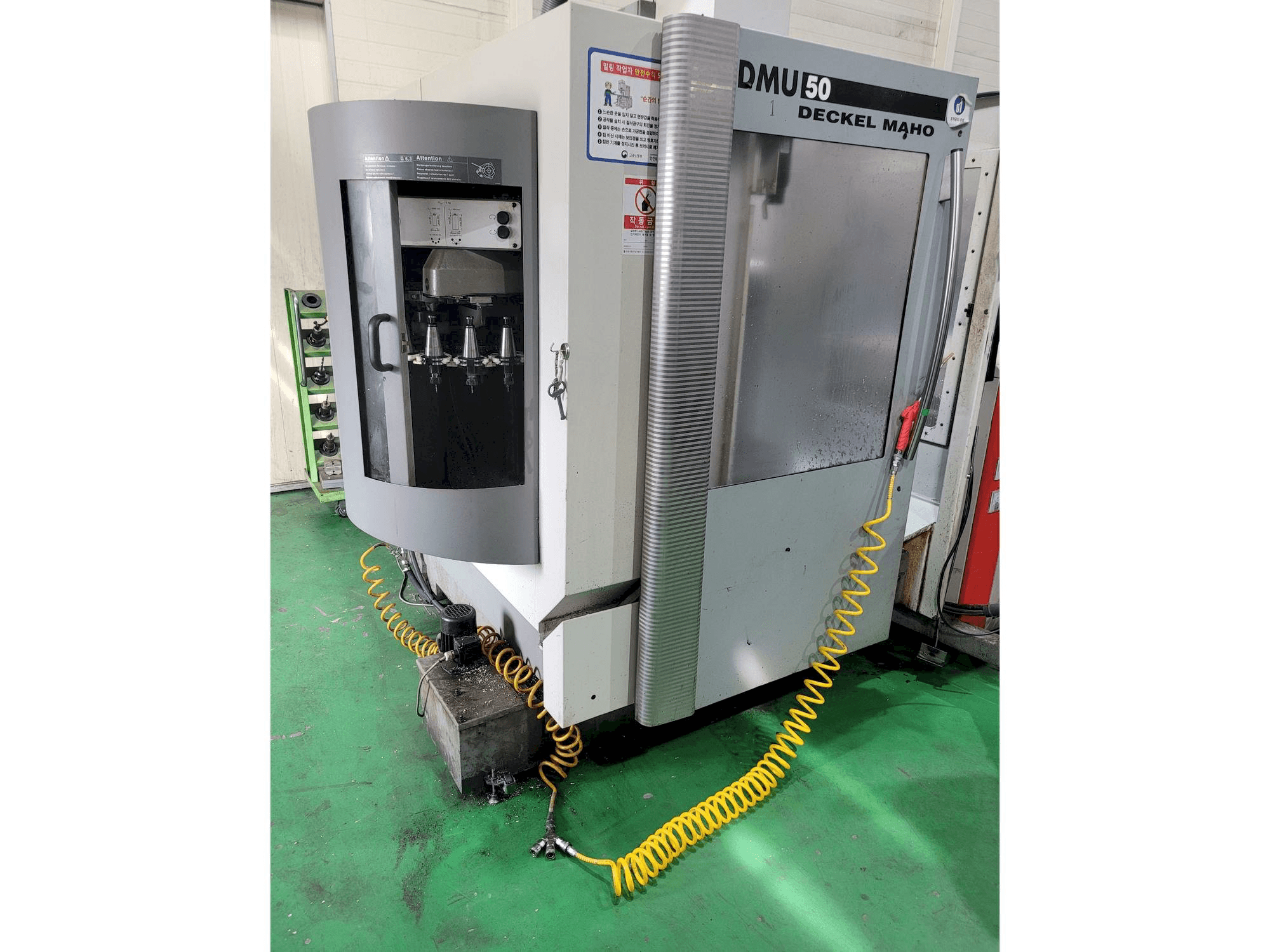 Vista frontale della macchina DECKEL MAHO DMU 50