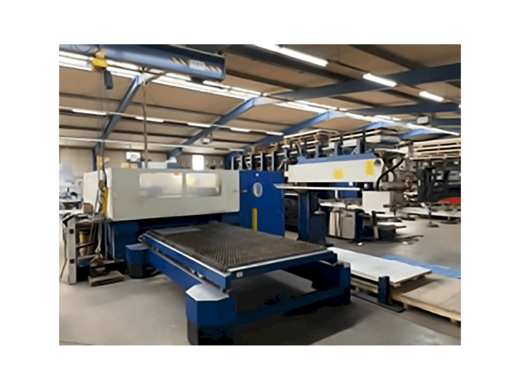 Vista frontale della macchina Trumpf Trumatic L 3030
