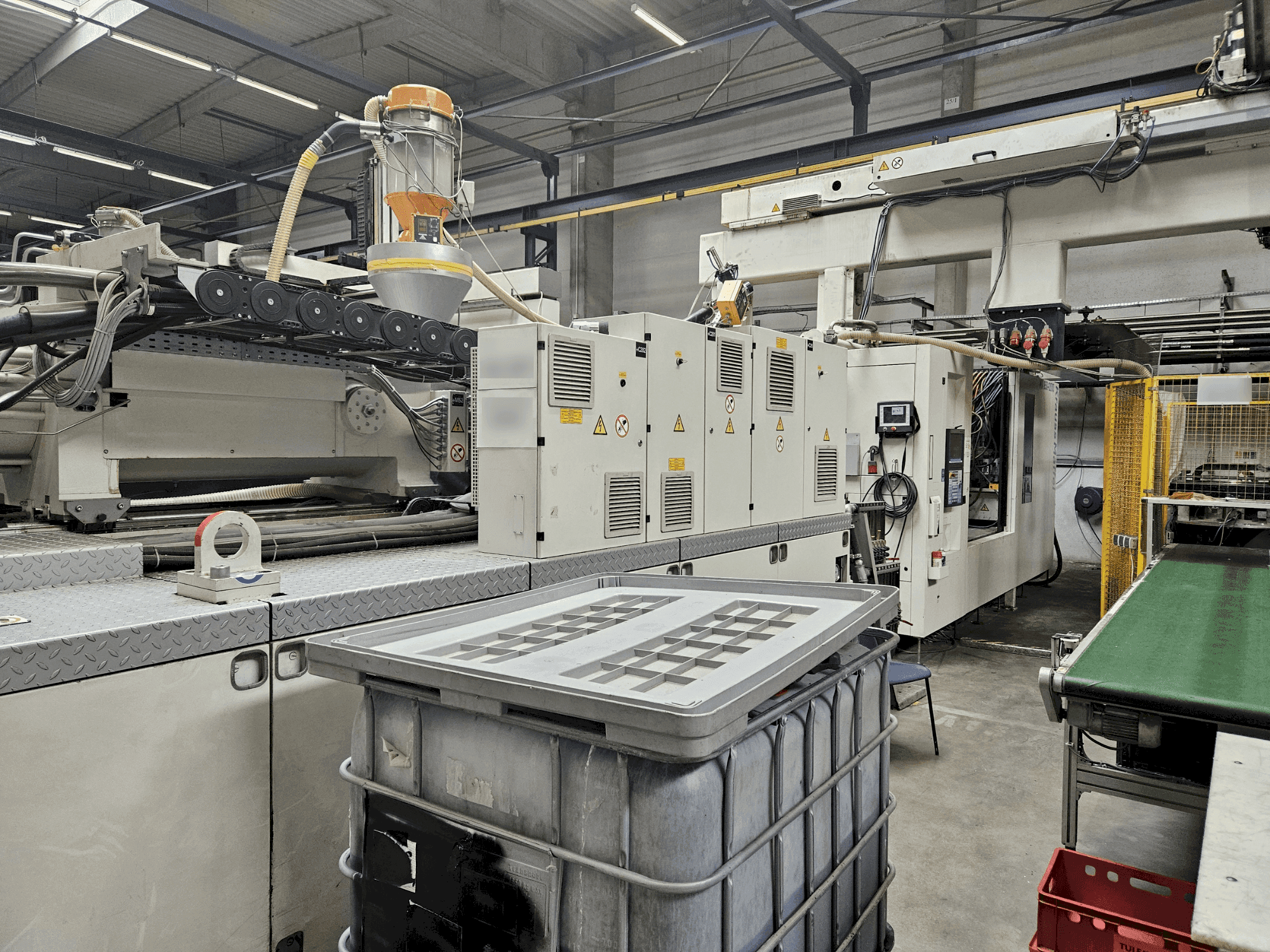 Vista frontale della macchina Krauss Maffei 850-12000 MX